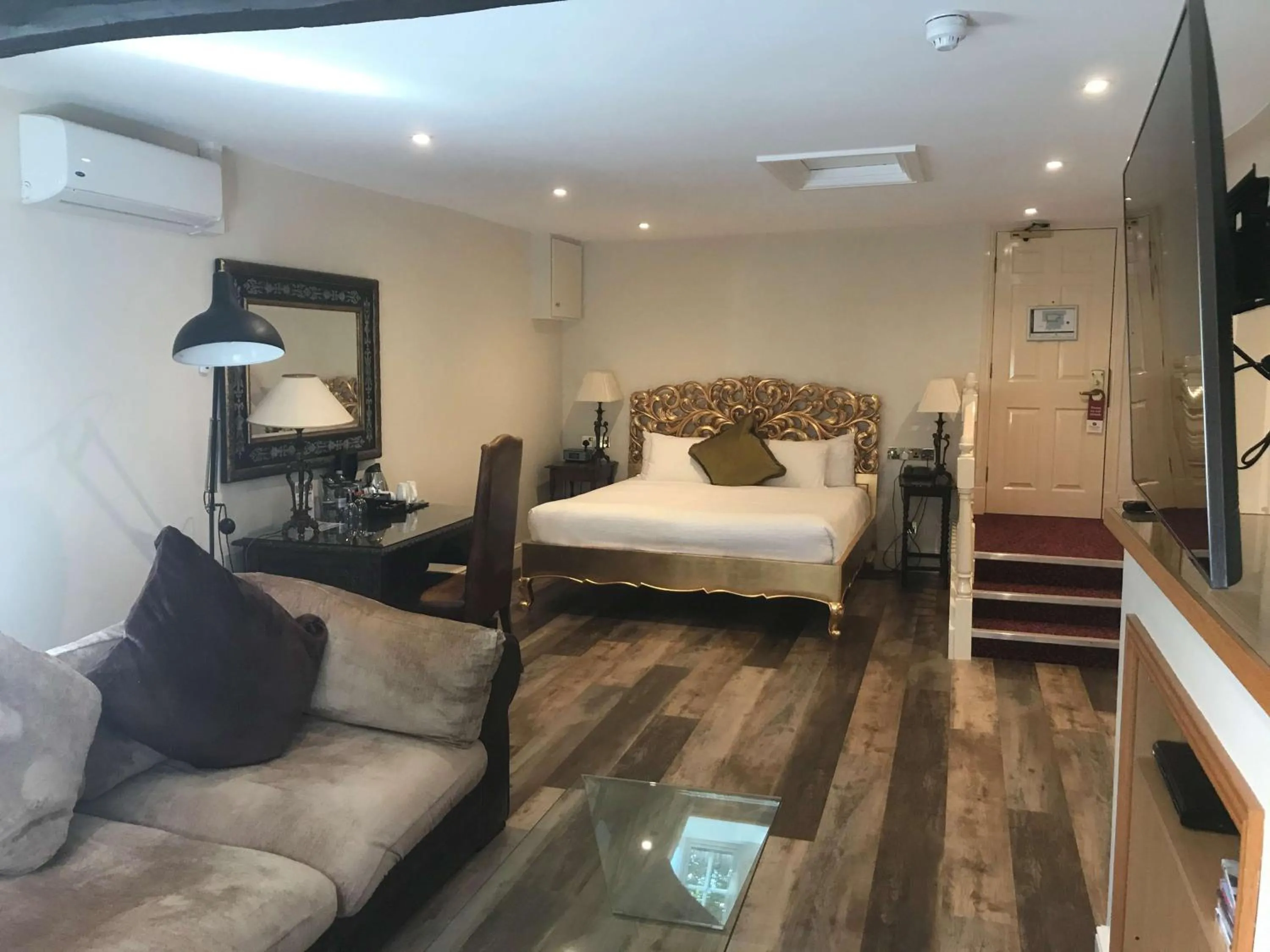 Photo of the whole room, Bed in Best Western Premier Doncaster Mount Pleasant Hotel