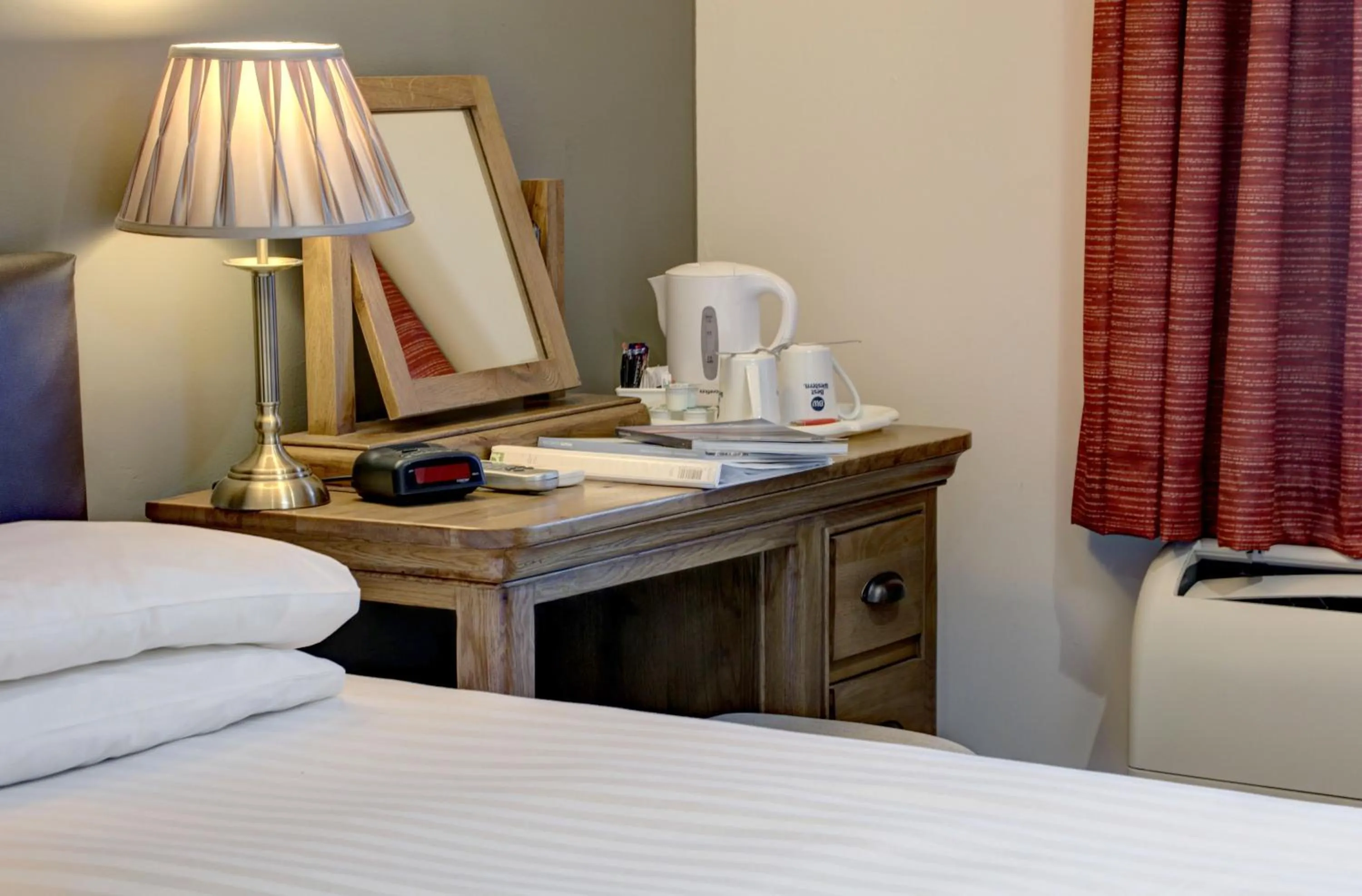 Coffee/tea facilities, Bed in Best Western Claydon Hotel
