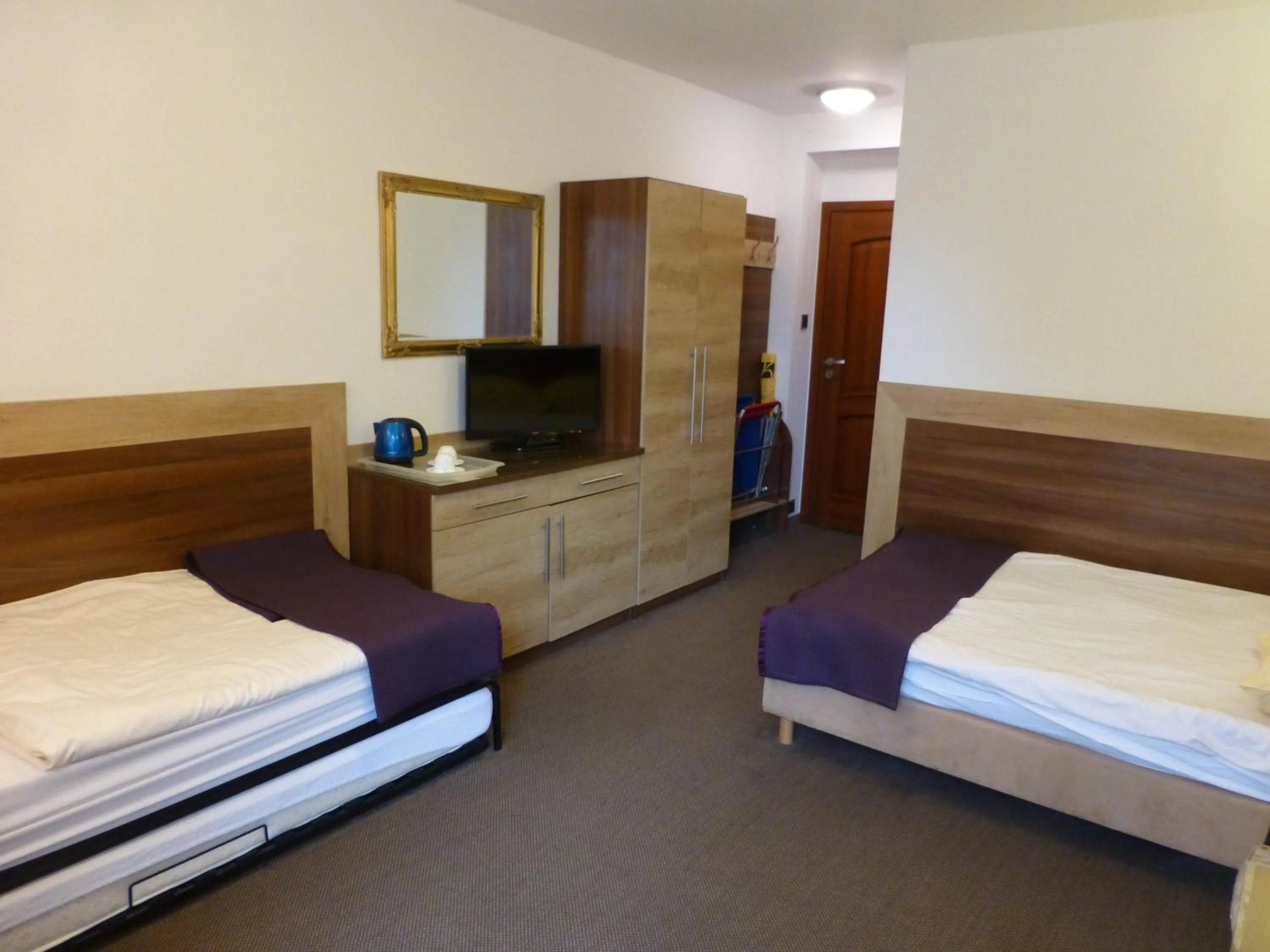 Photo of the whole room, Bed in Willa Focus