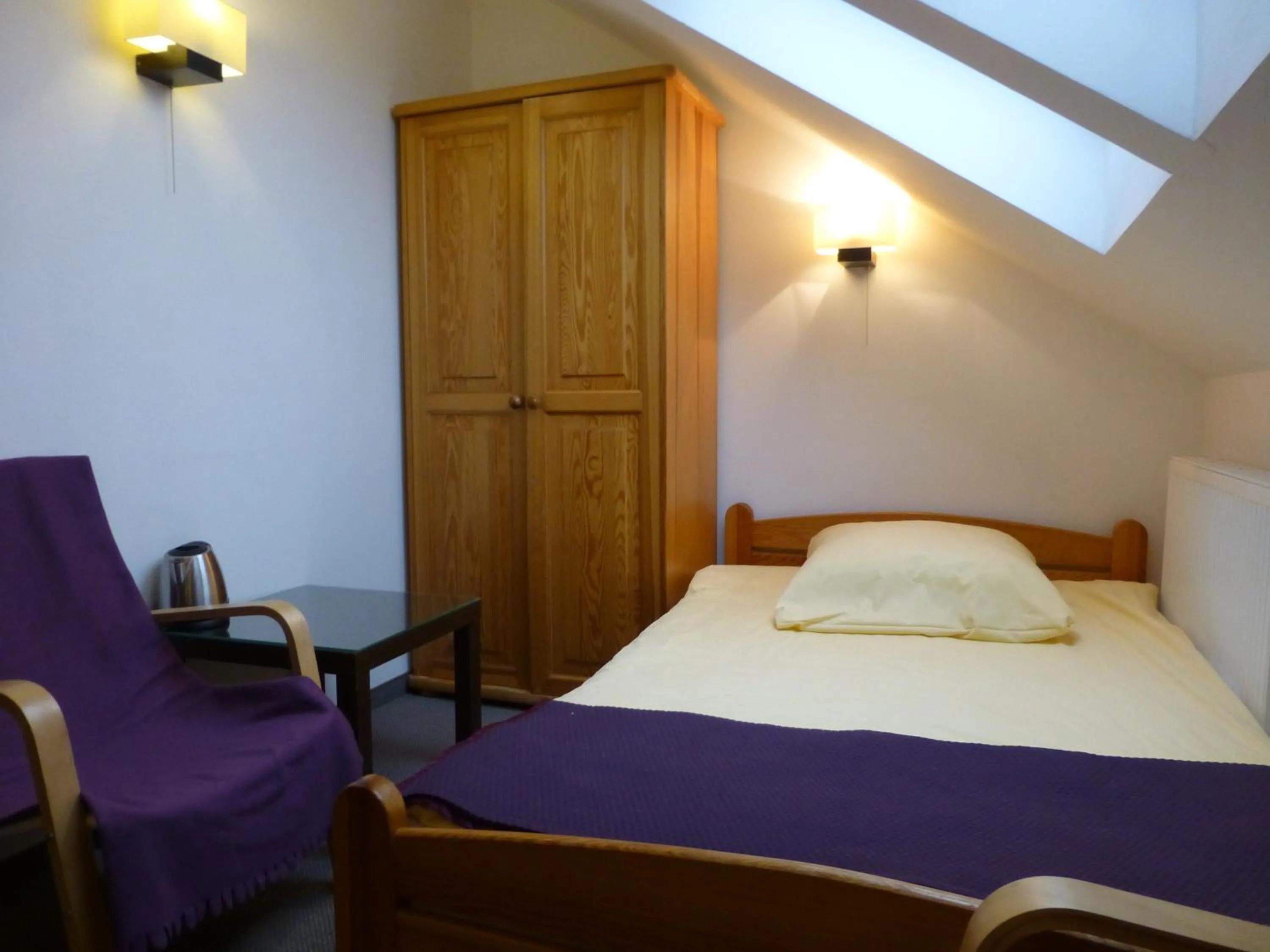 Photo of the whole room, Bed in Willa Focus