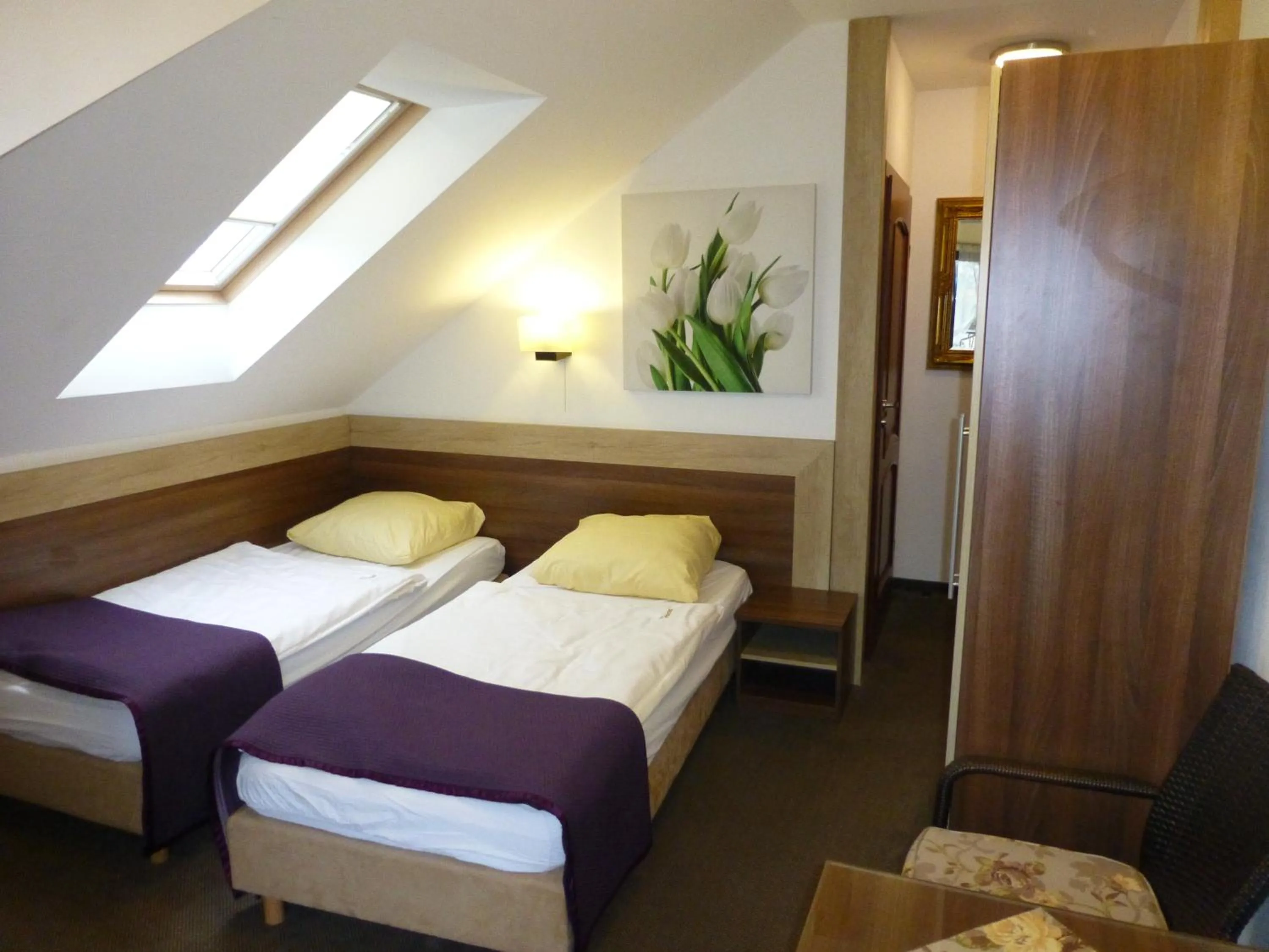 Photo of the whole room, Bed in Willa Focus