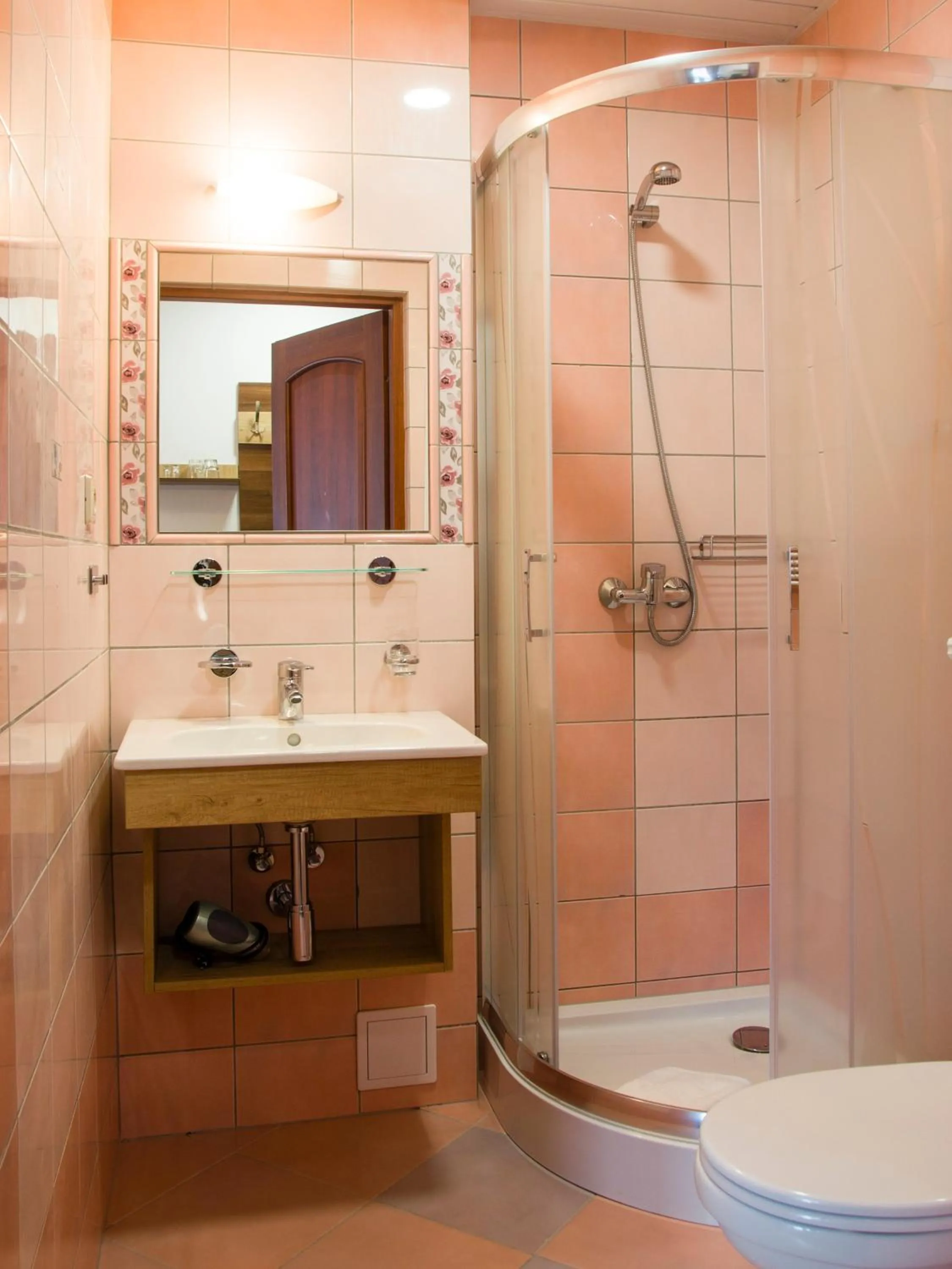 Shower in Willa Focus