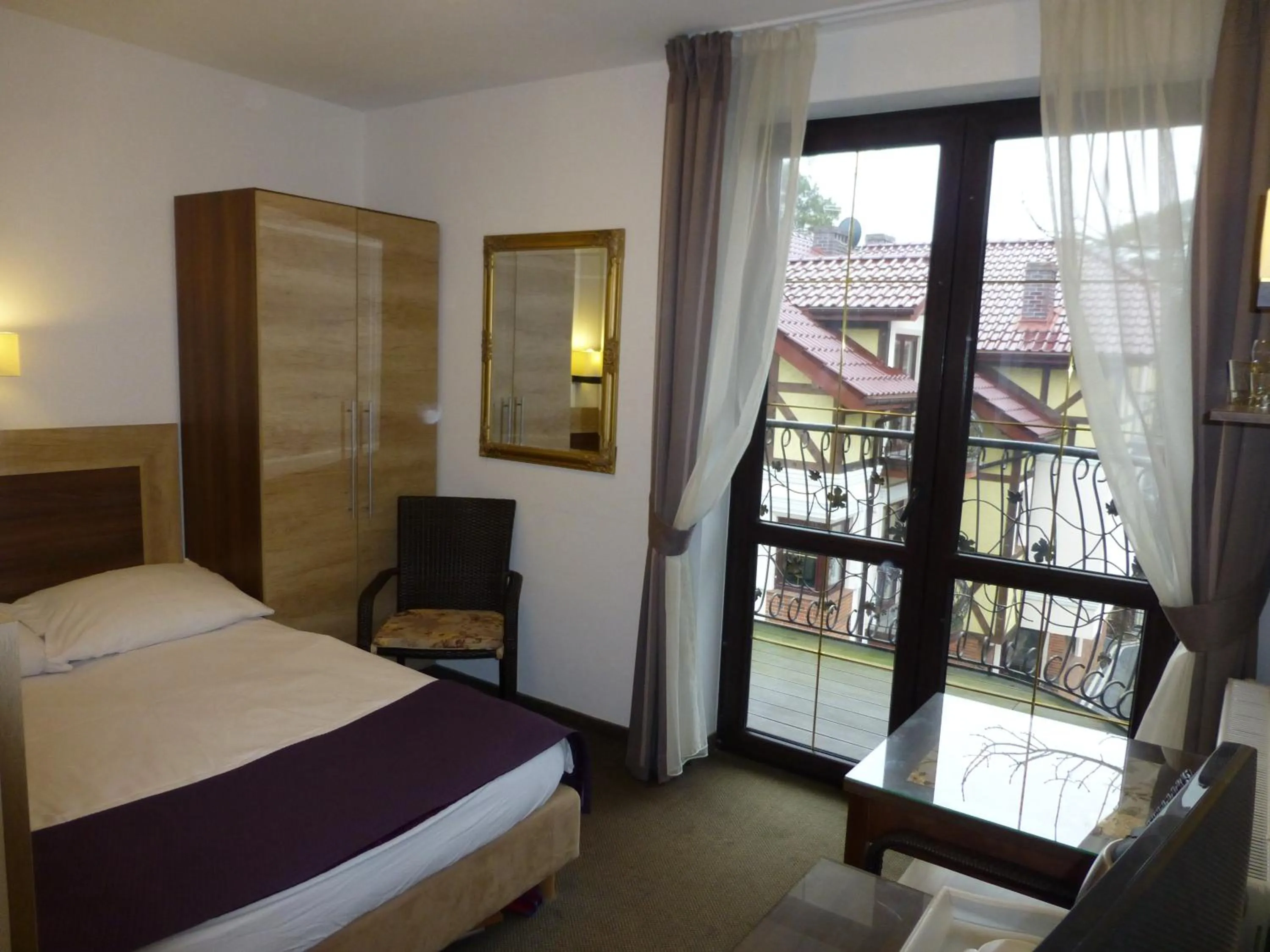 Photo of the whole room, Bed in Willa Focus