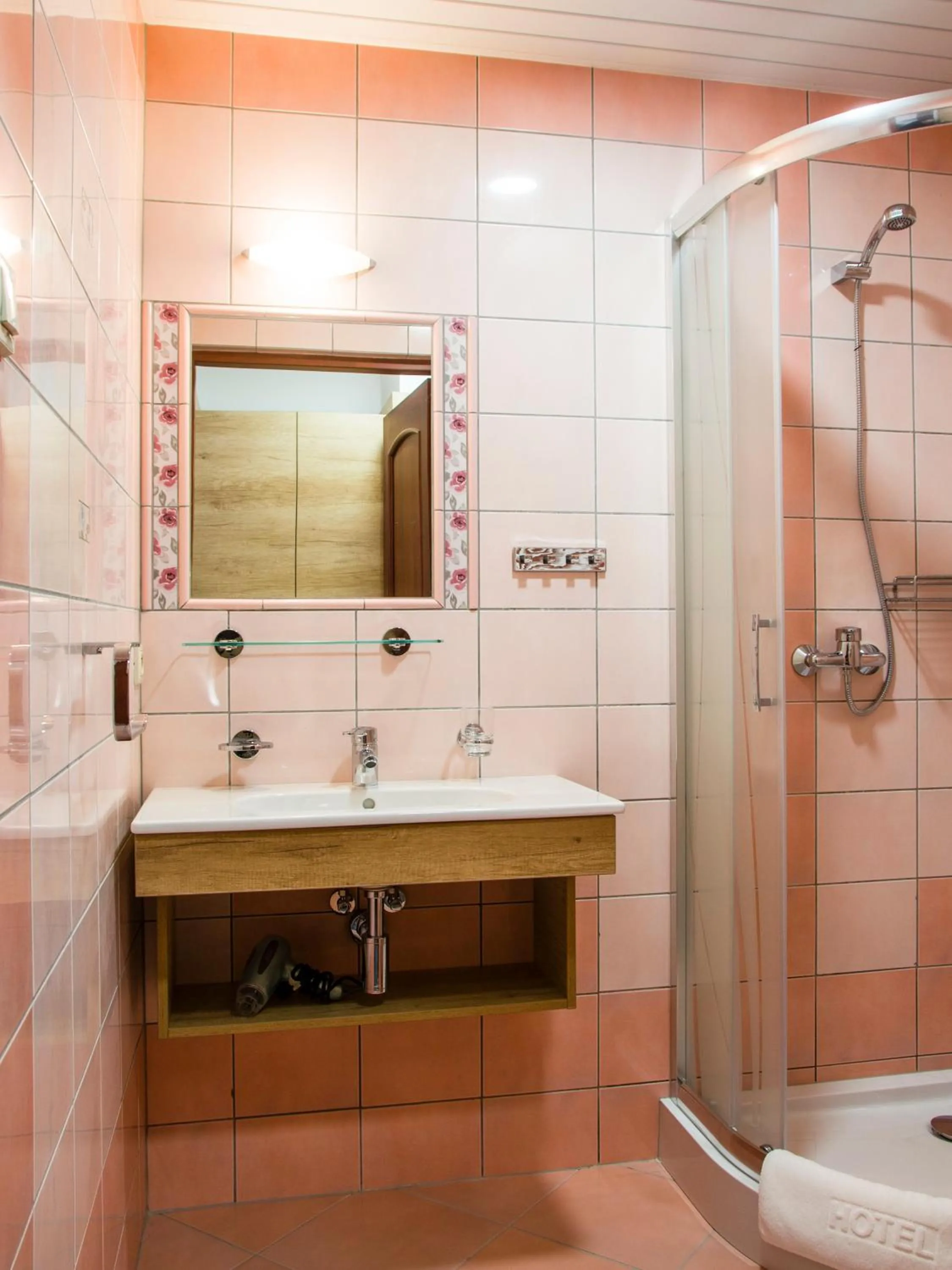 Shower in Willa Focus