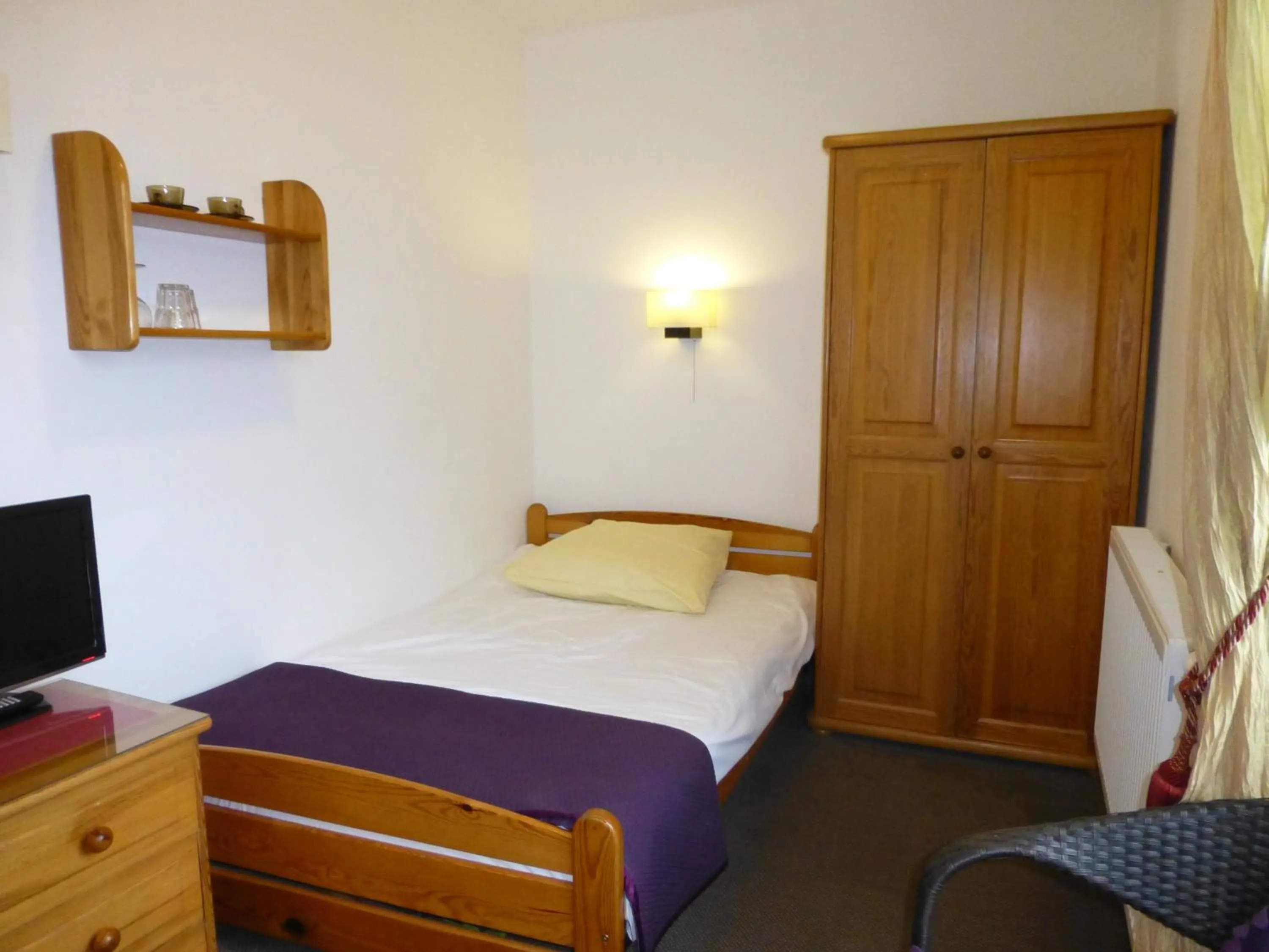 Photo of the whole room, Bed in Willa Focus