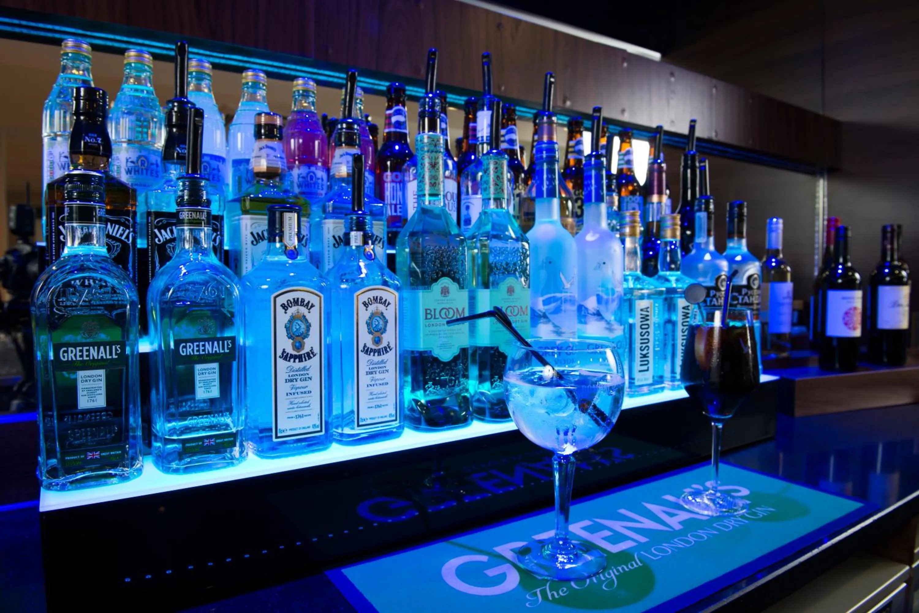 Lounge or bar in Holiday Inn Express London Luton Airport by IHG