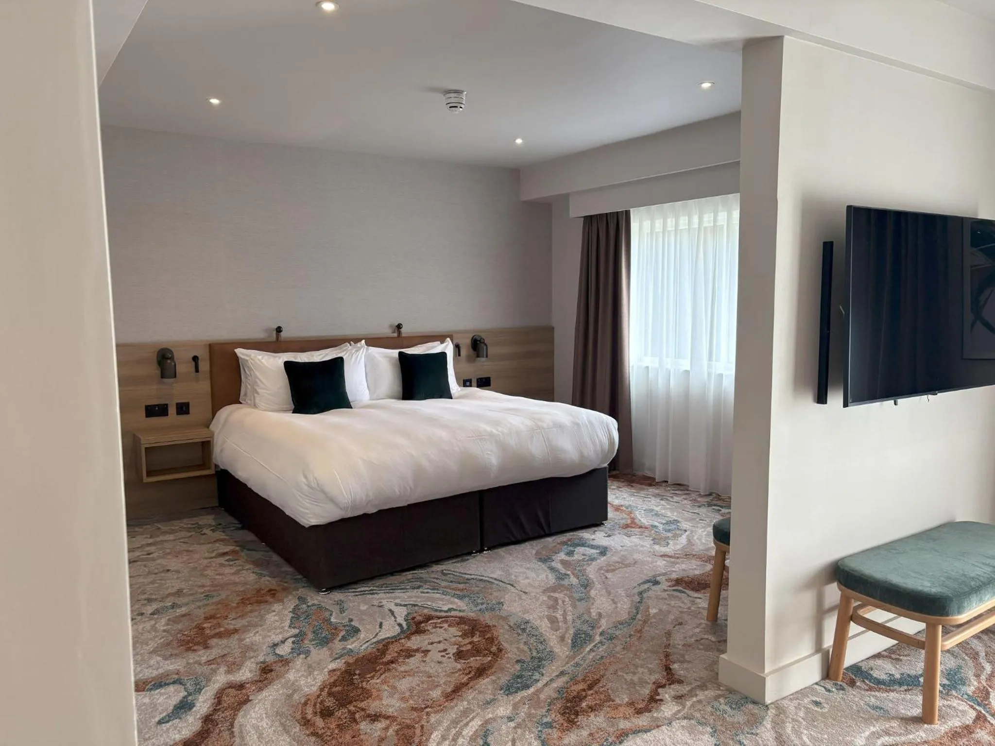 Photo of the whole room, Bed in voco Rockingham Forest Corby by IHG