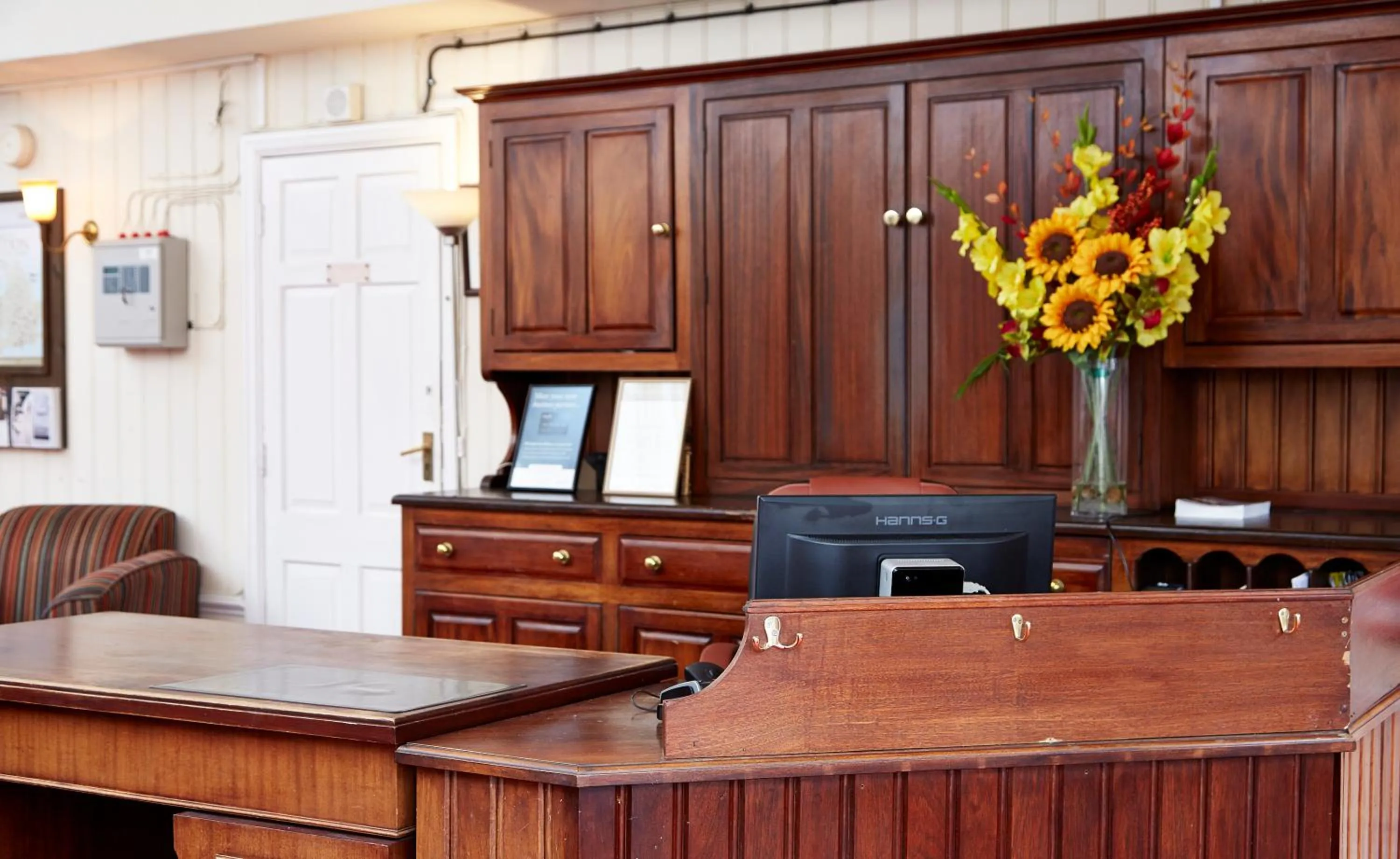 Lobby or reception in Raven Hotel by Greene King Inns