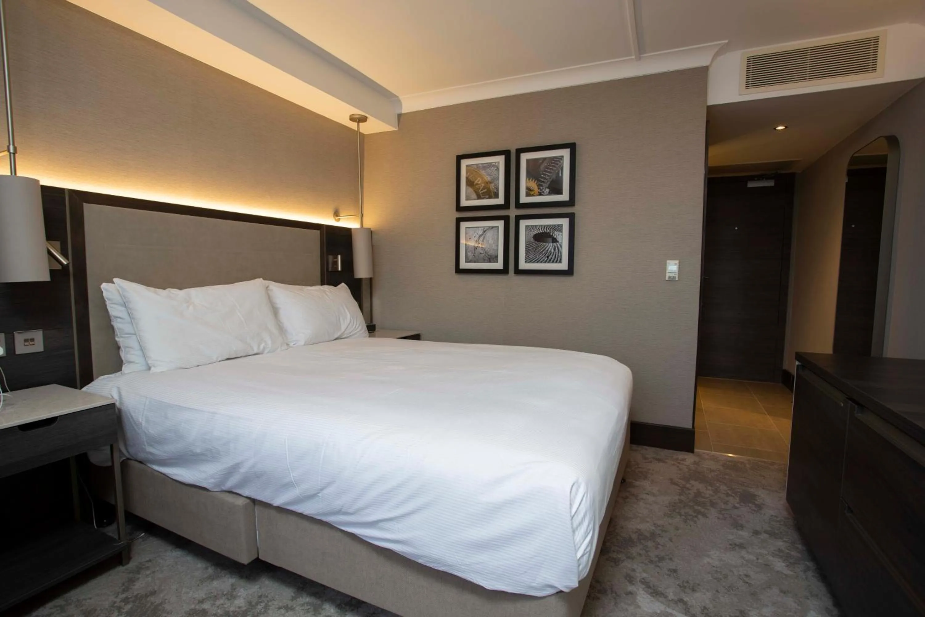 Bed in Best Western Plus Moat House Reading