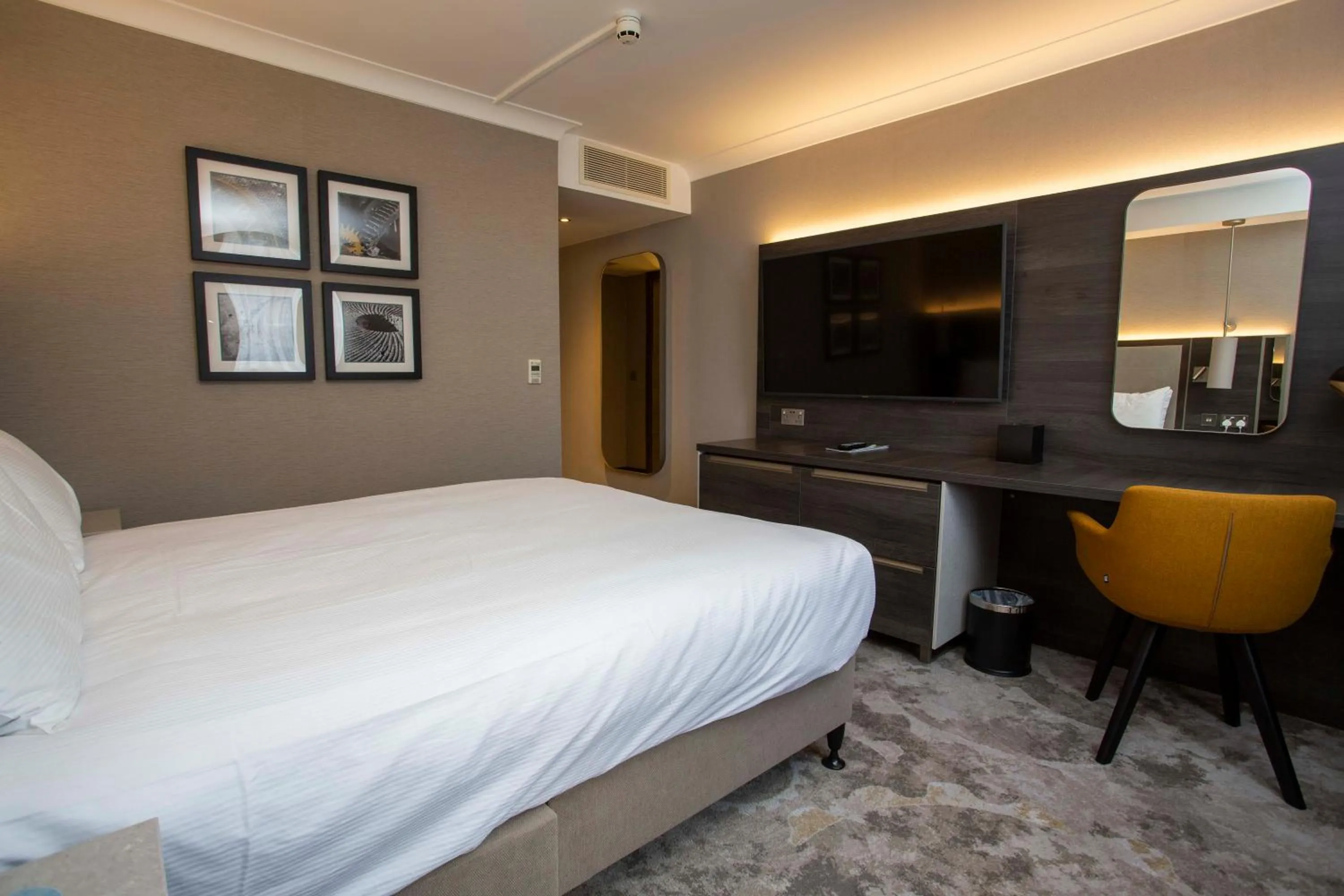 Property building, Bed in Best Western Plus Moat House Reading