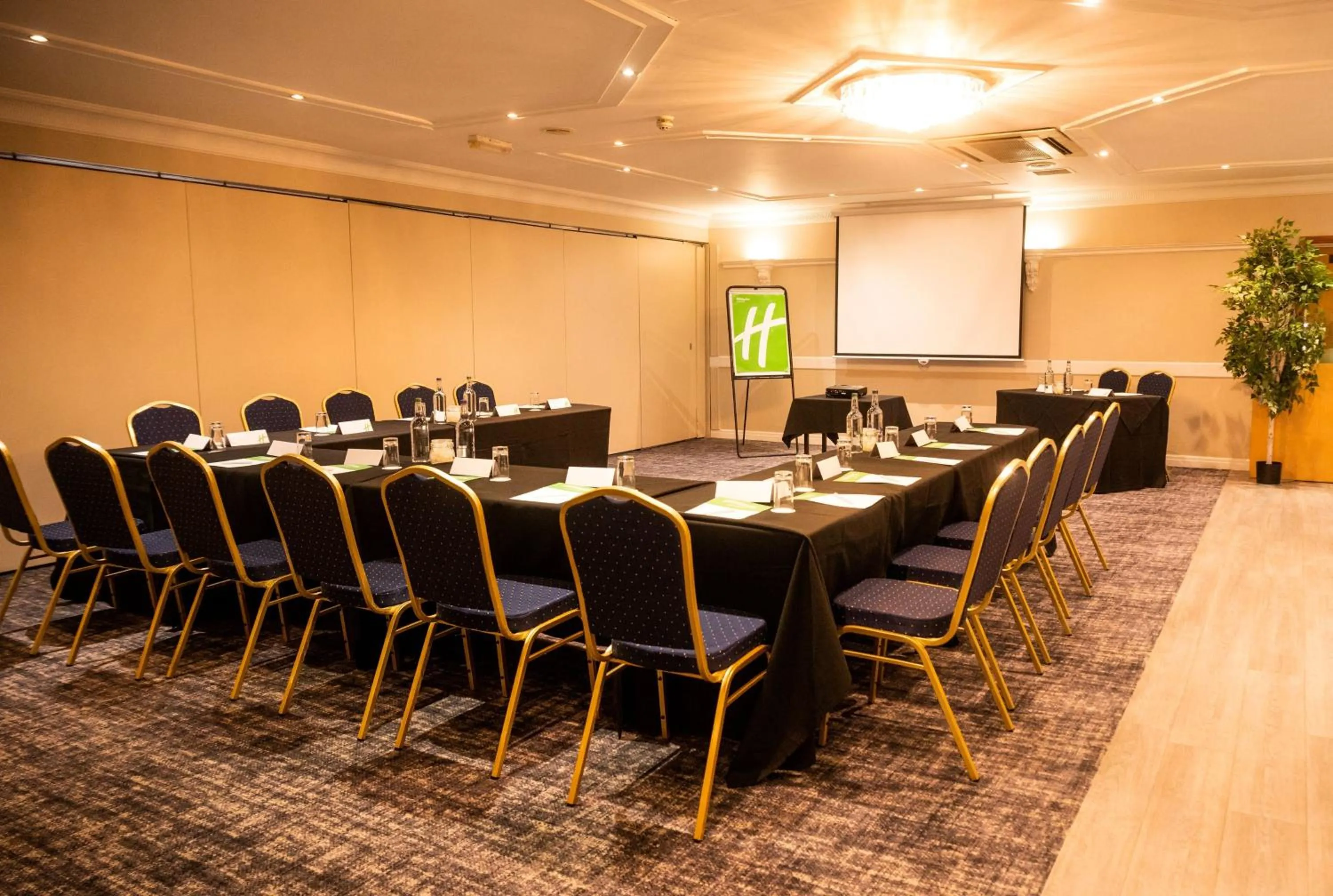 Meeting/conference room in Holiday Inn A55 Chester West by IHG