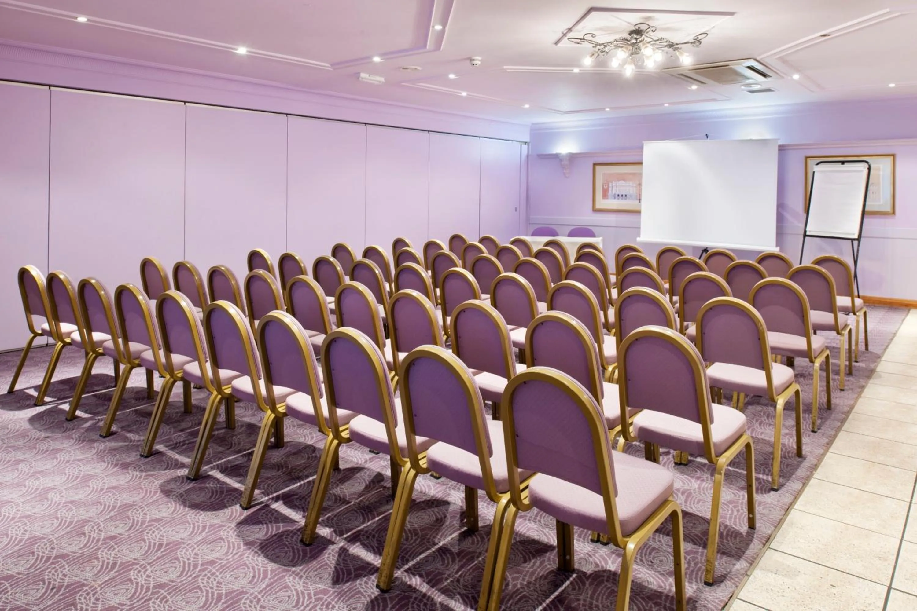 Meeting/conference room in Holiday Inn A55 Chester West by IHG