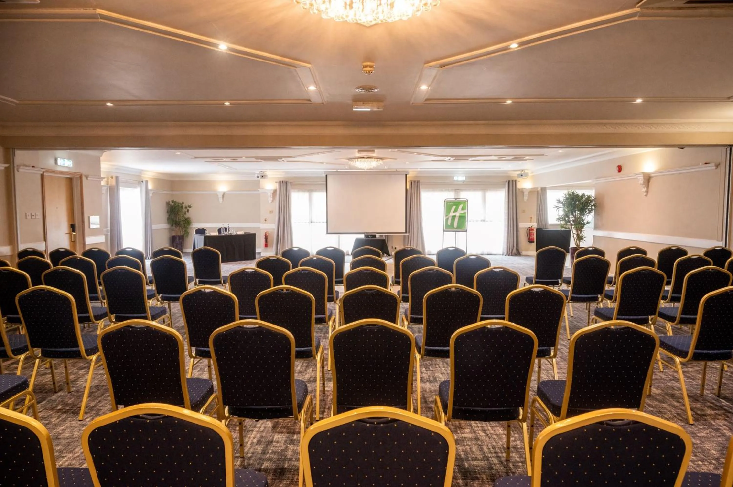 Meeting/conference room in Holiday Inn A55 Chester West by IHG