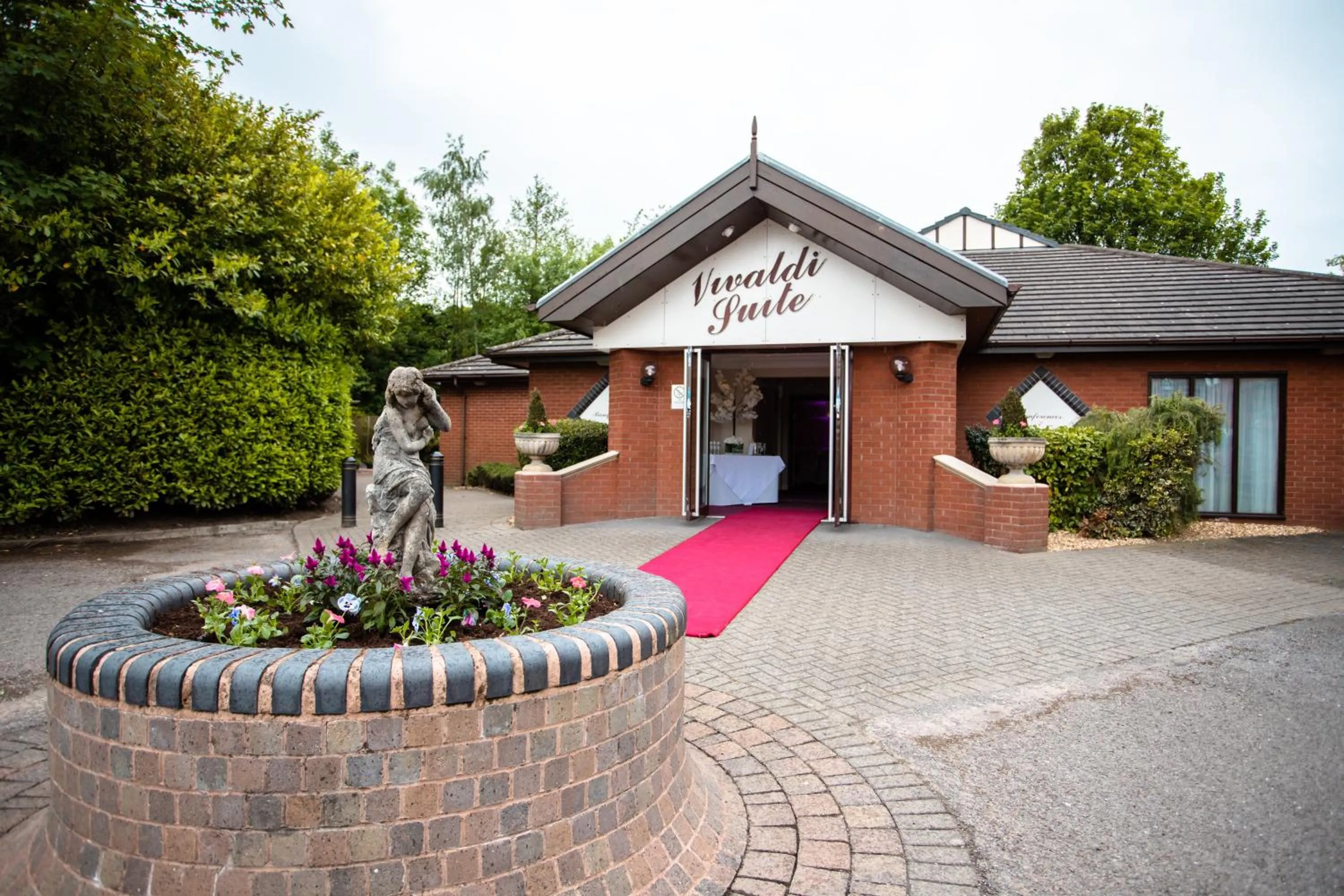 Property building in Holiday Inn A55 Chester West by IHG