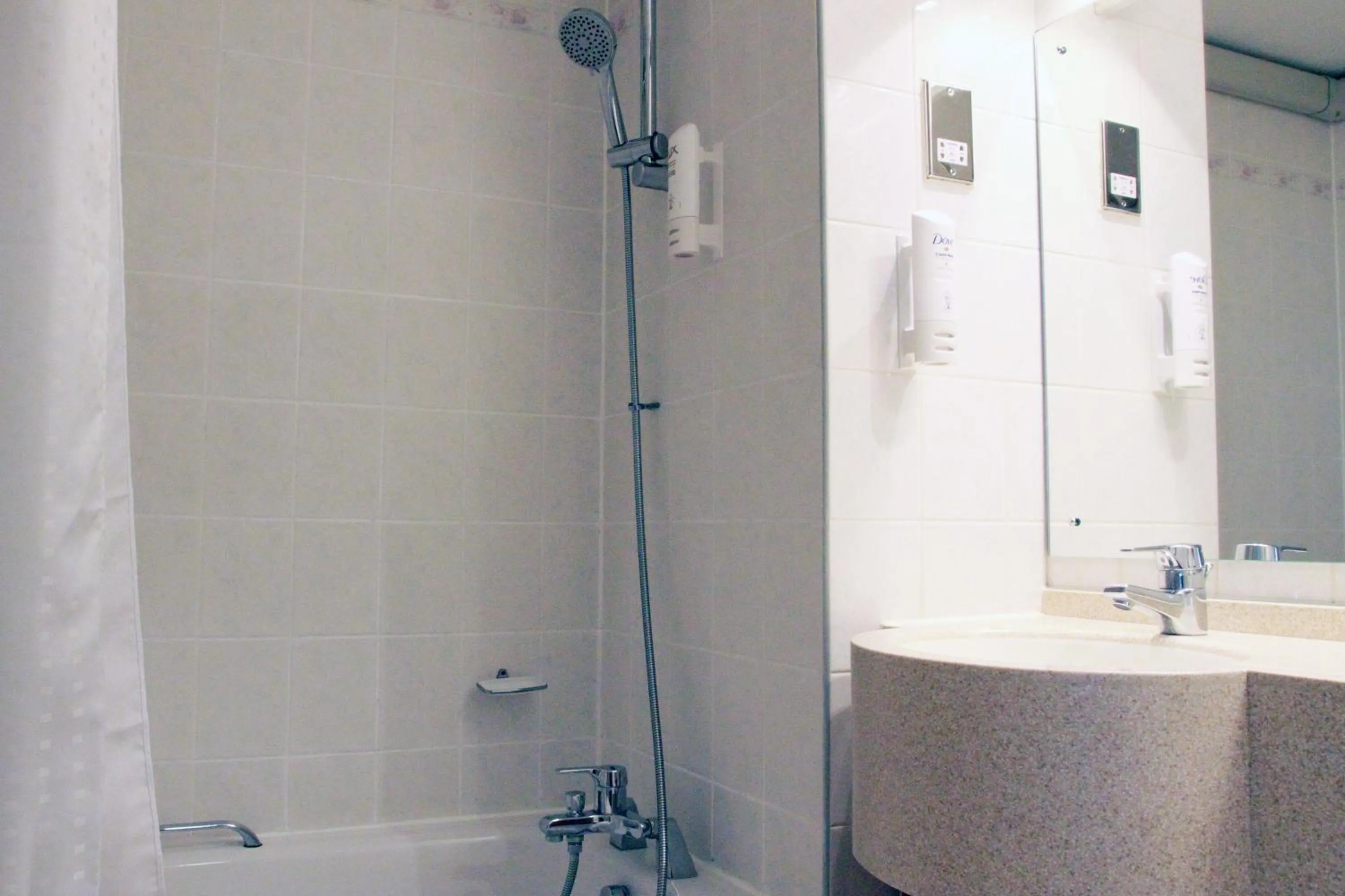 Photo of the whole room in Holiday Inn A55 Chester West by IHG