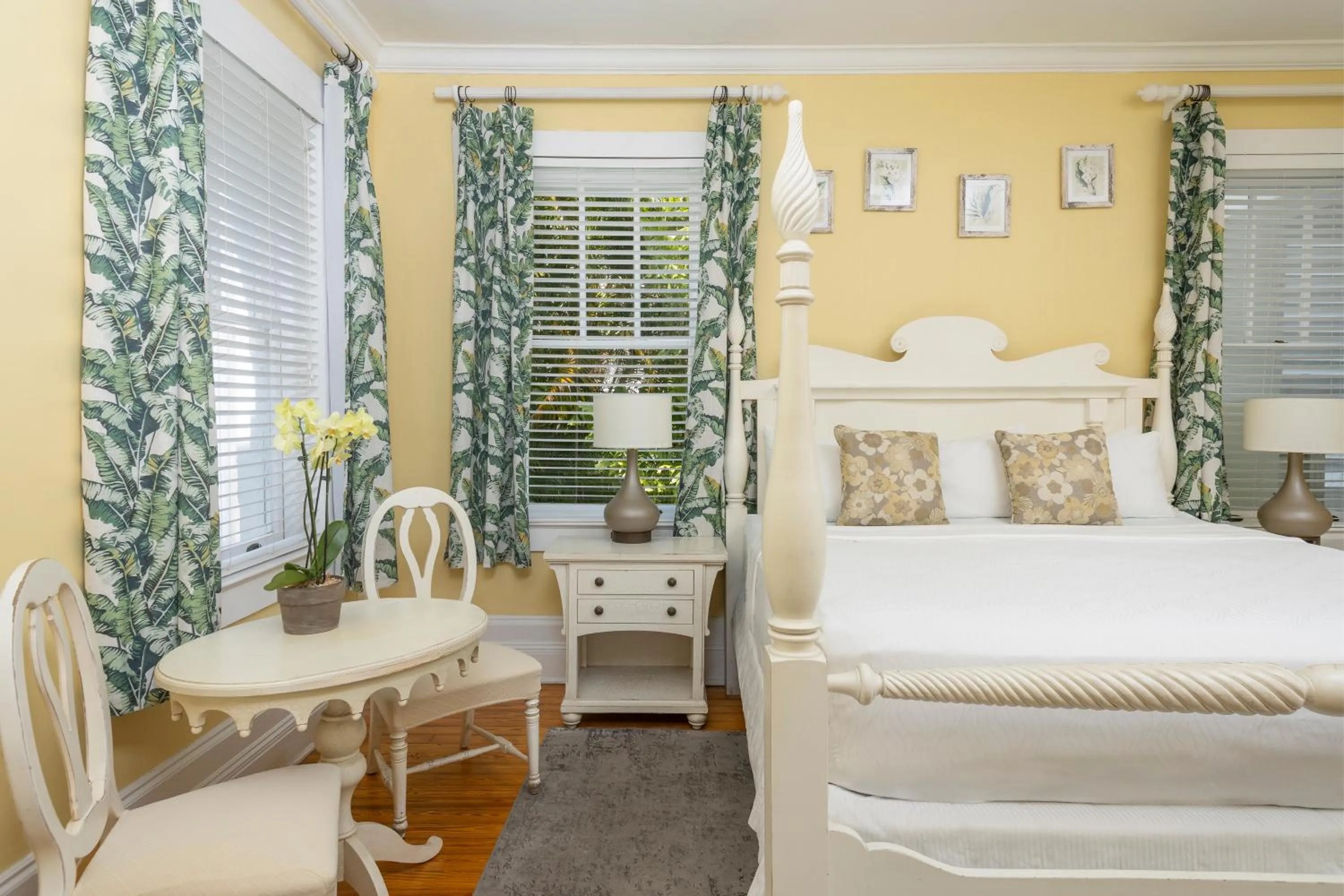 Bedroom, Bed in Weatherstation Inn Circa 1911