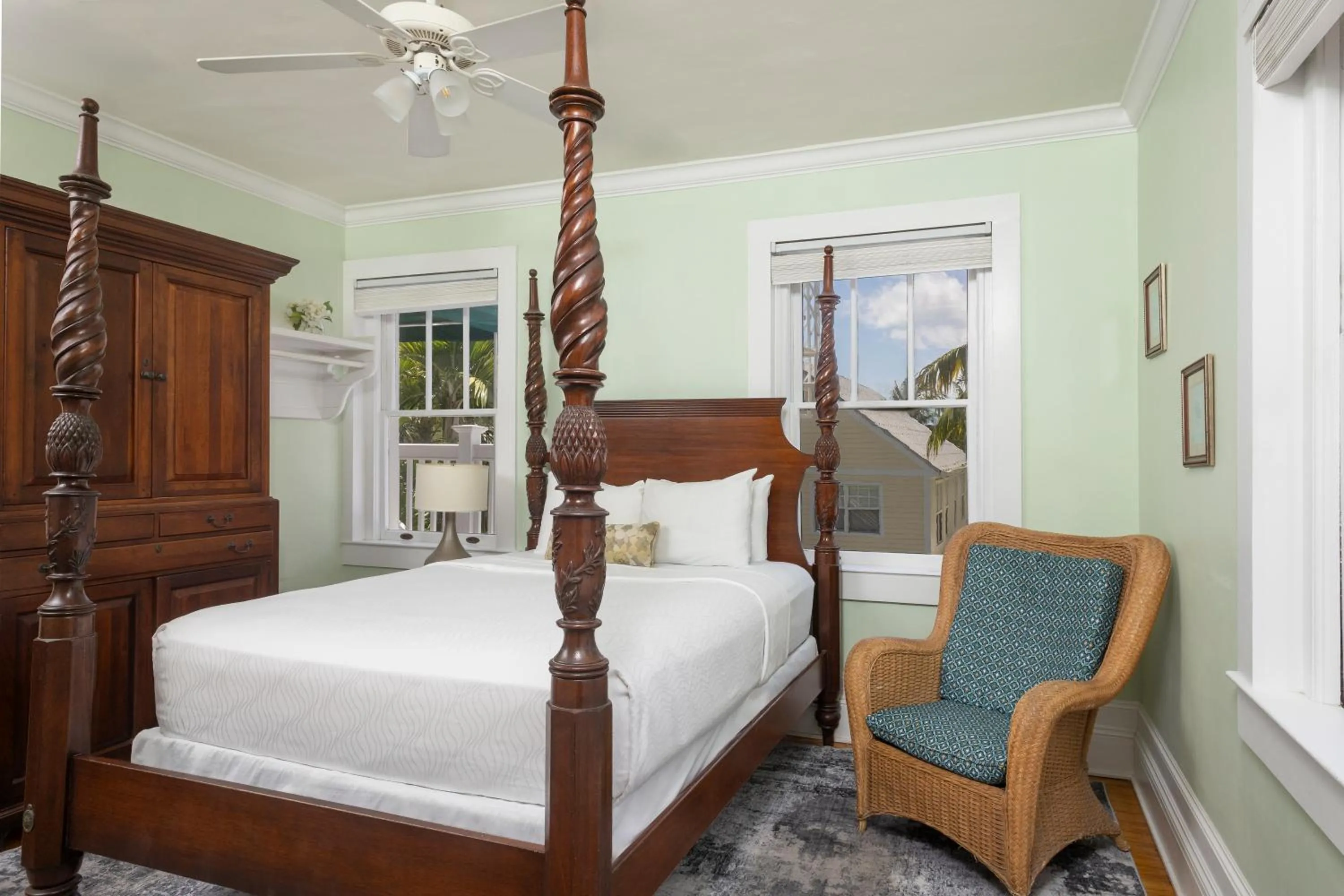 Bedroom, Bed in Weatherstation Inn Circa 1911