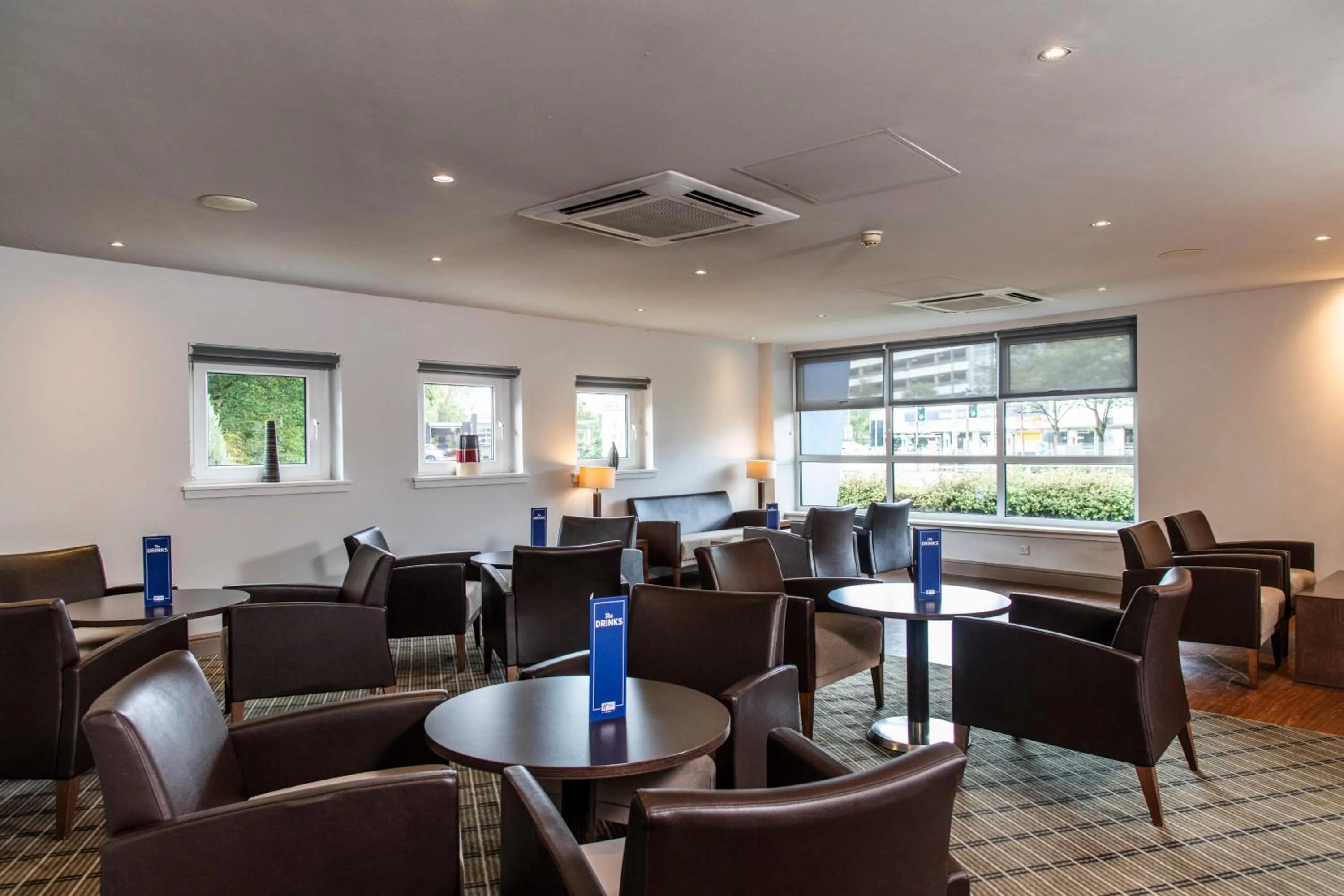 Lounge or bar in Holiday Inn Express - Glasgow Airport by IHG