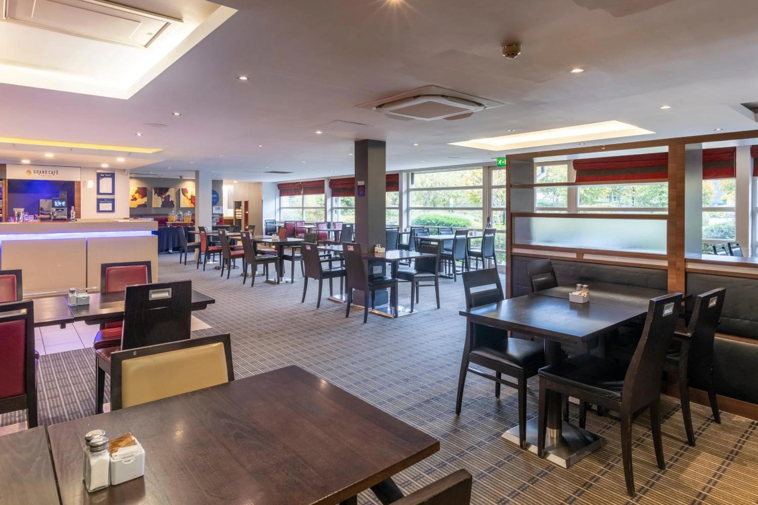 Restaurant/places to eat in Holiday Inn Express Milton Keynes by IHG