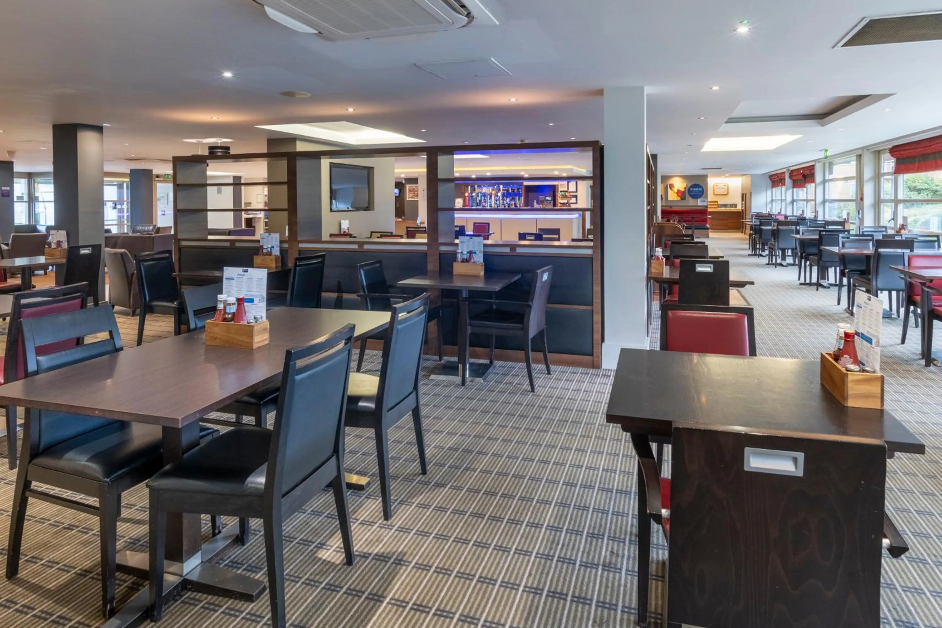 Restaurant/places to eat in Holiday Inn Express Milton Keynes by IHG
