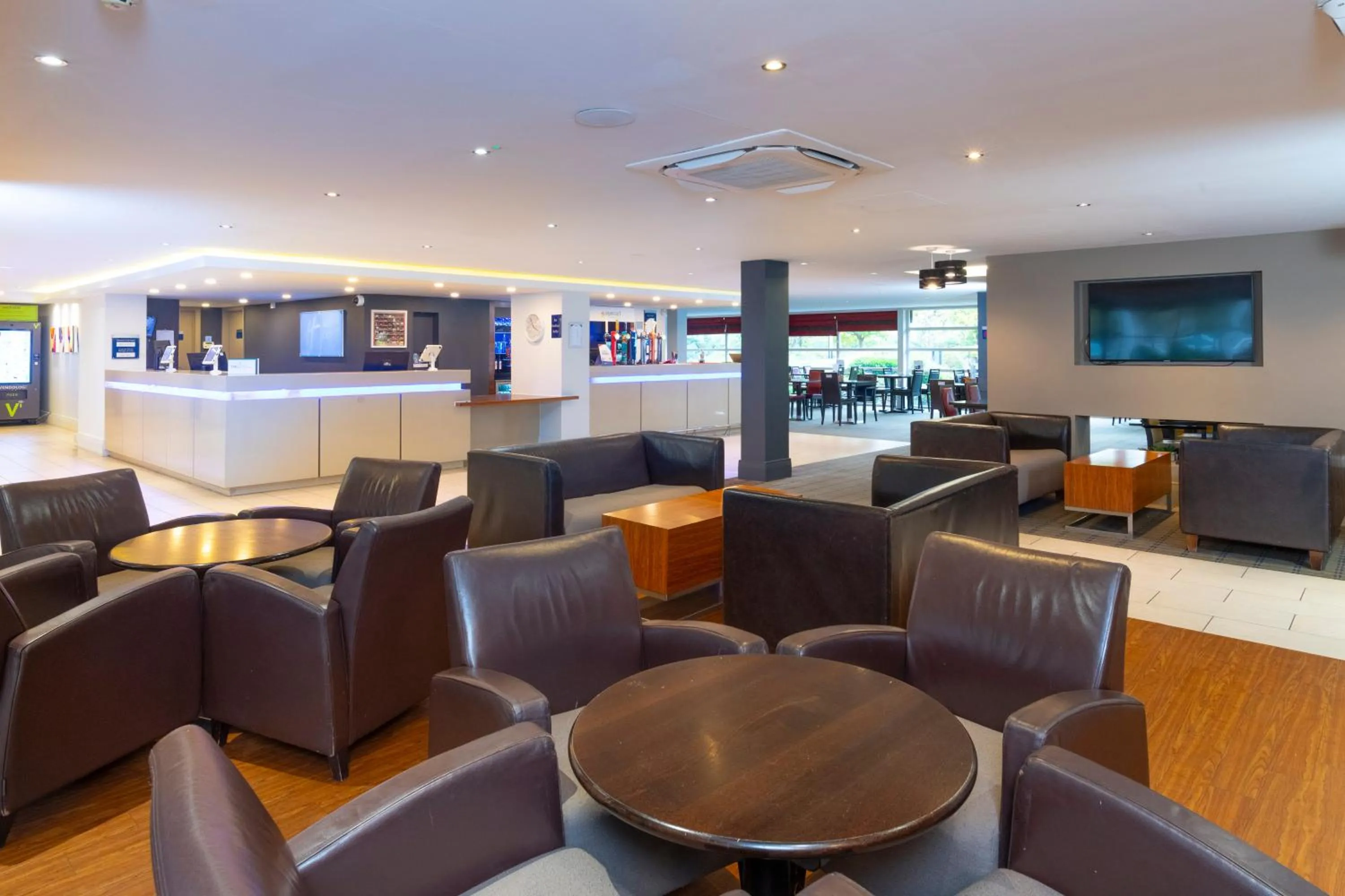 Lobby or reception in Holiday Inn Express Milton Keynes by IHG