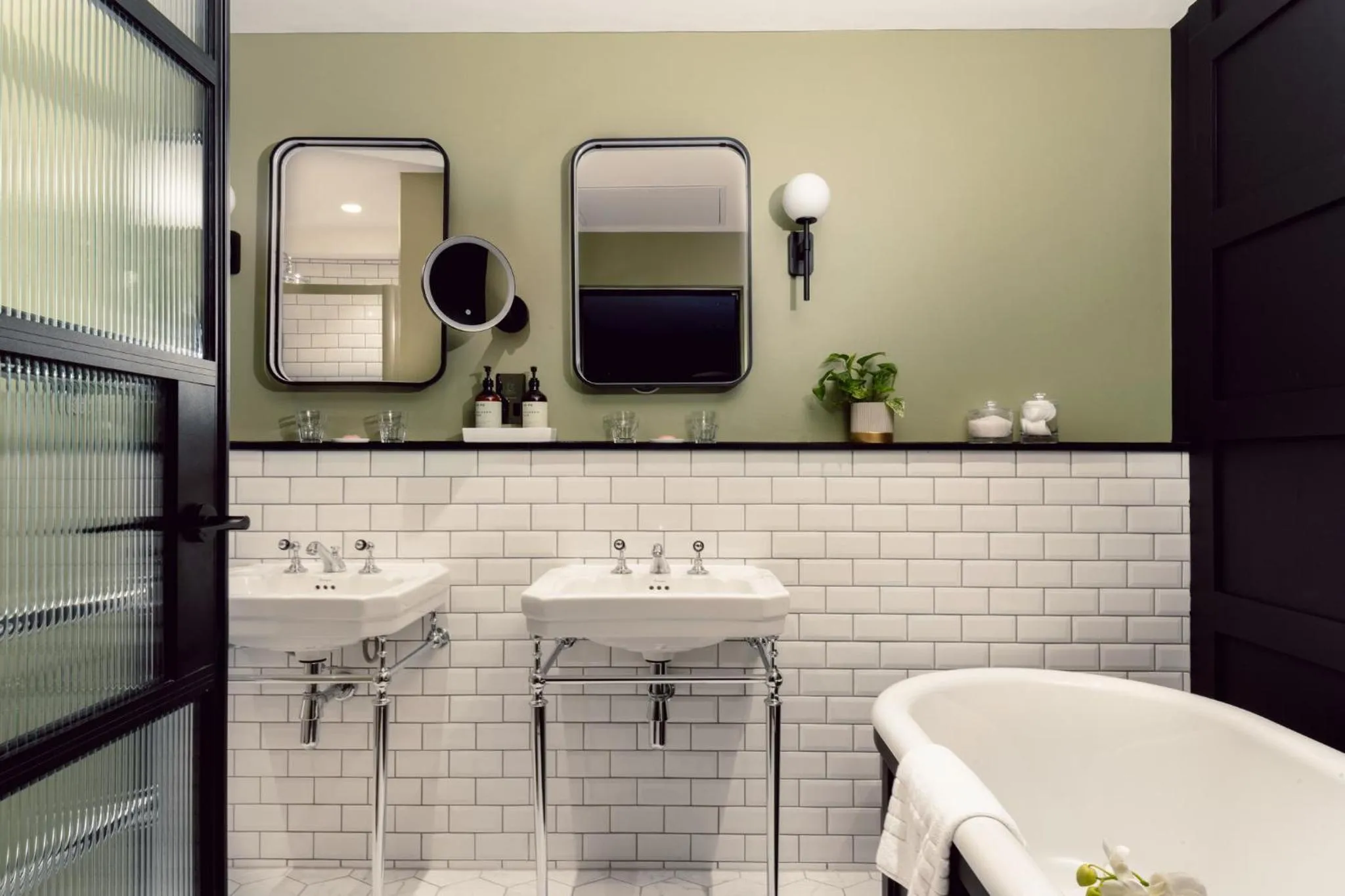 Photo of the whole room in Kimpton Clocktower by IHG