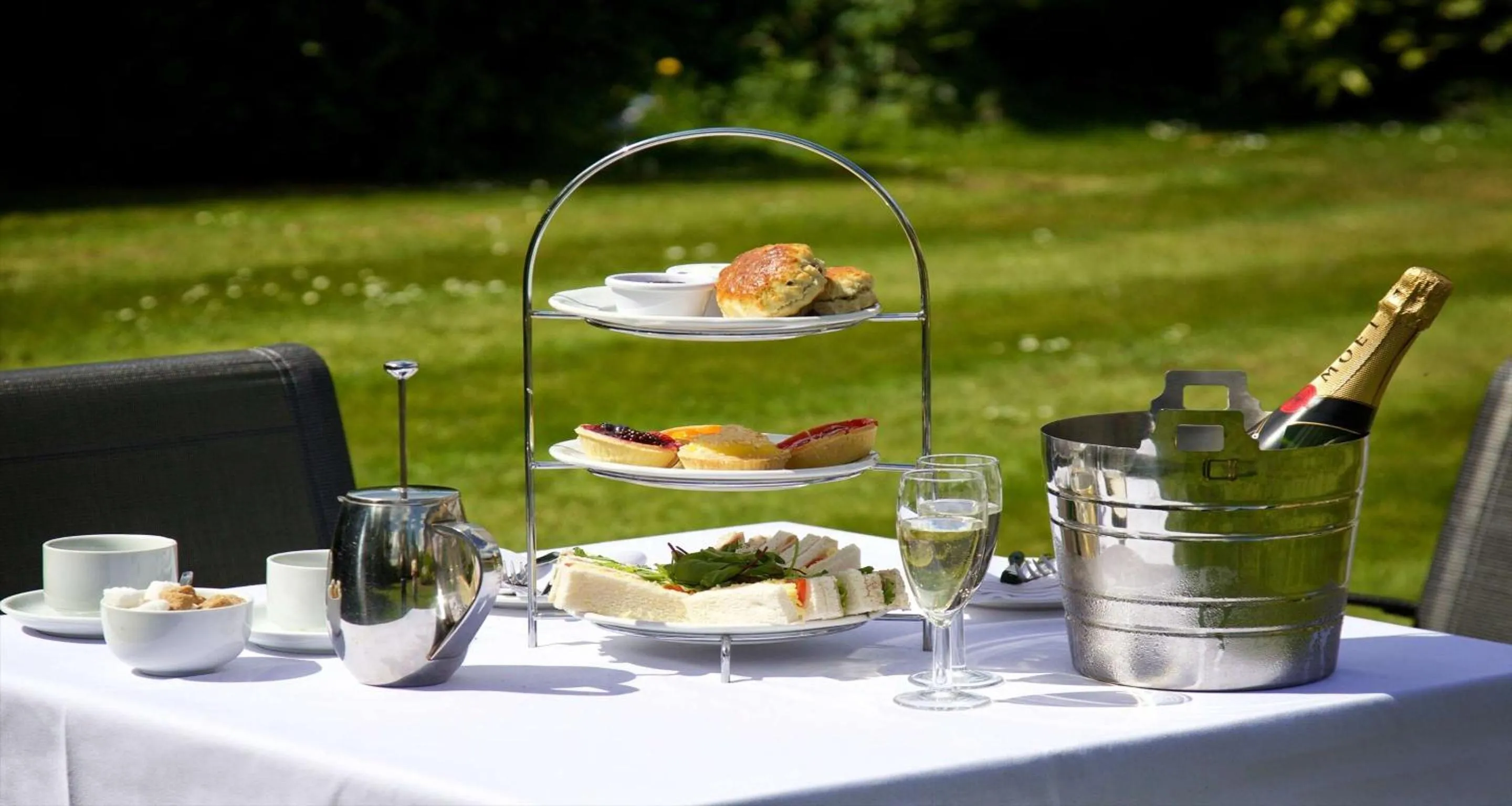 Food and drinks in London Chigwell Prince Regent Hotel, BW Signature Collection