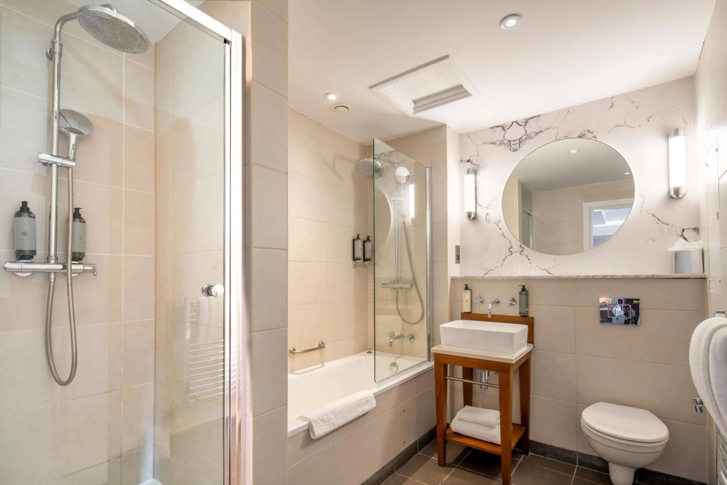 Shower in London Chigwell Prince Regent Hotel, BW Signature Collection