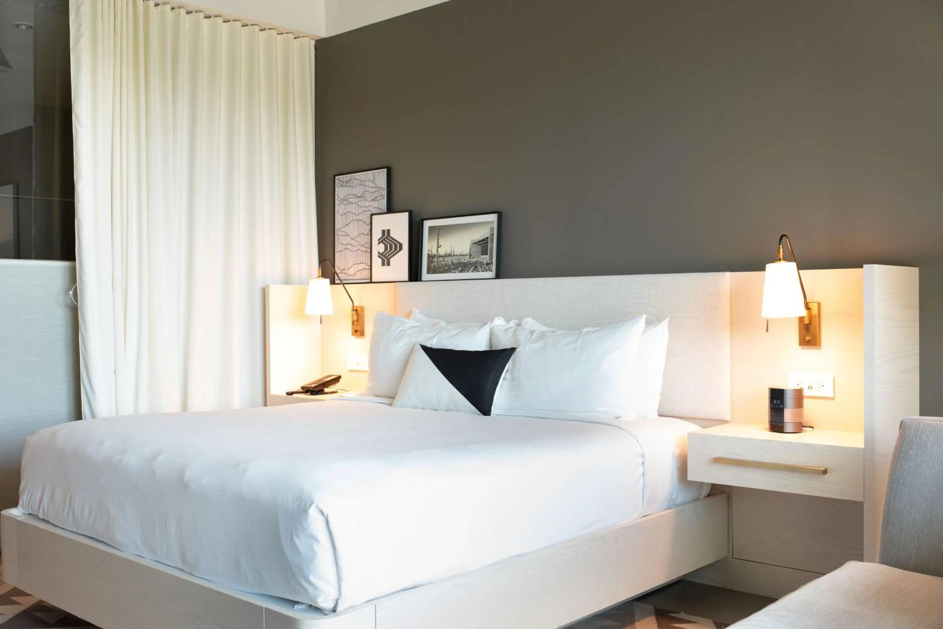 Bedroom, Bed in Mountain Shadows Resort Scottsdale