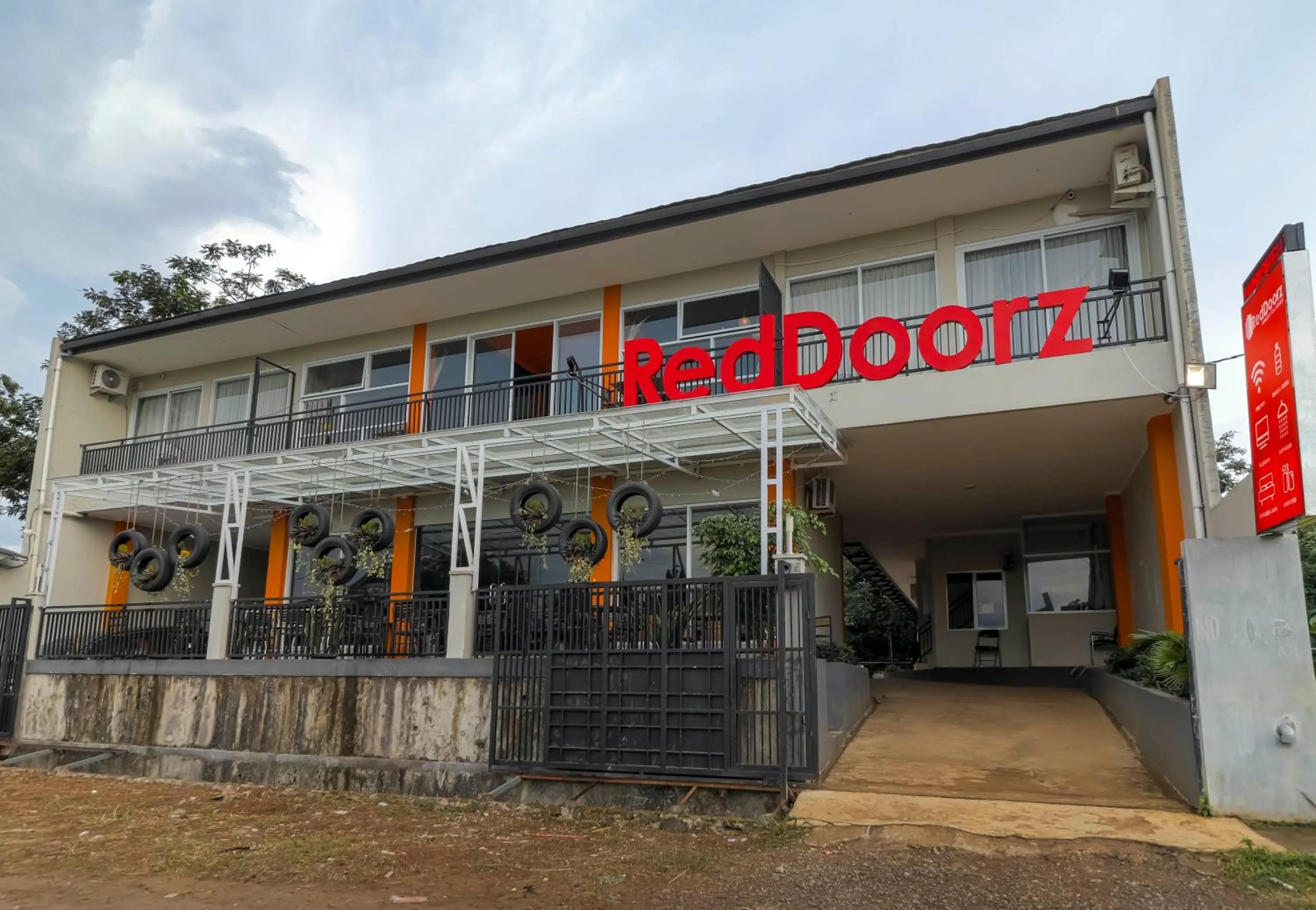 Facade/entrance in RedDoorz near Exit Toll Bogor