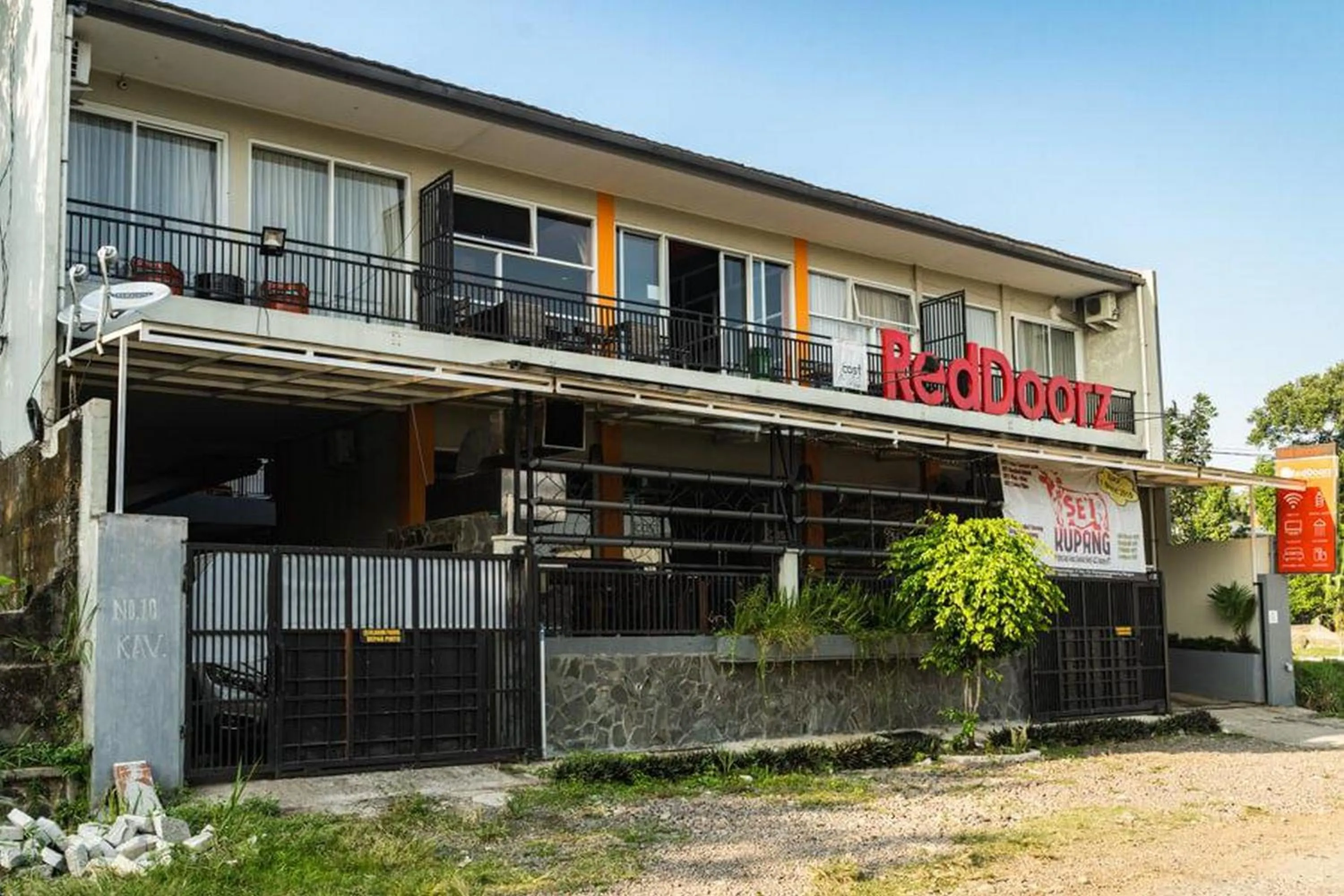 Facade/entrance in RedDoorz near Exit Toll Bogor