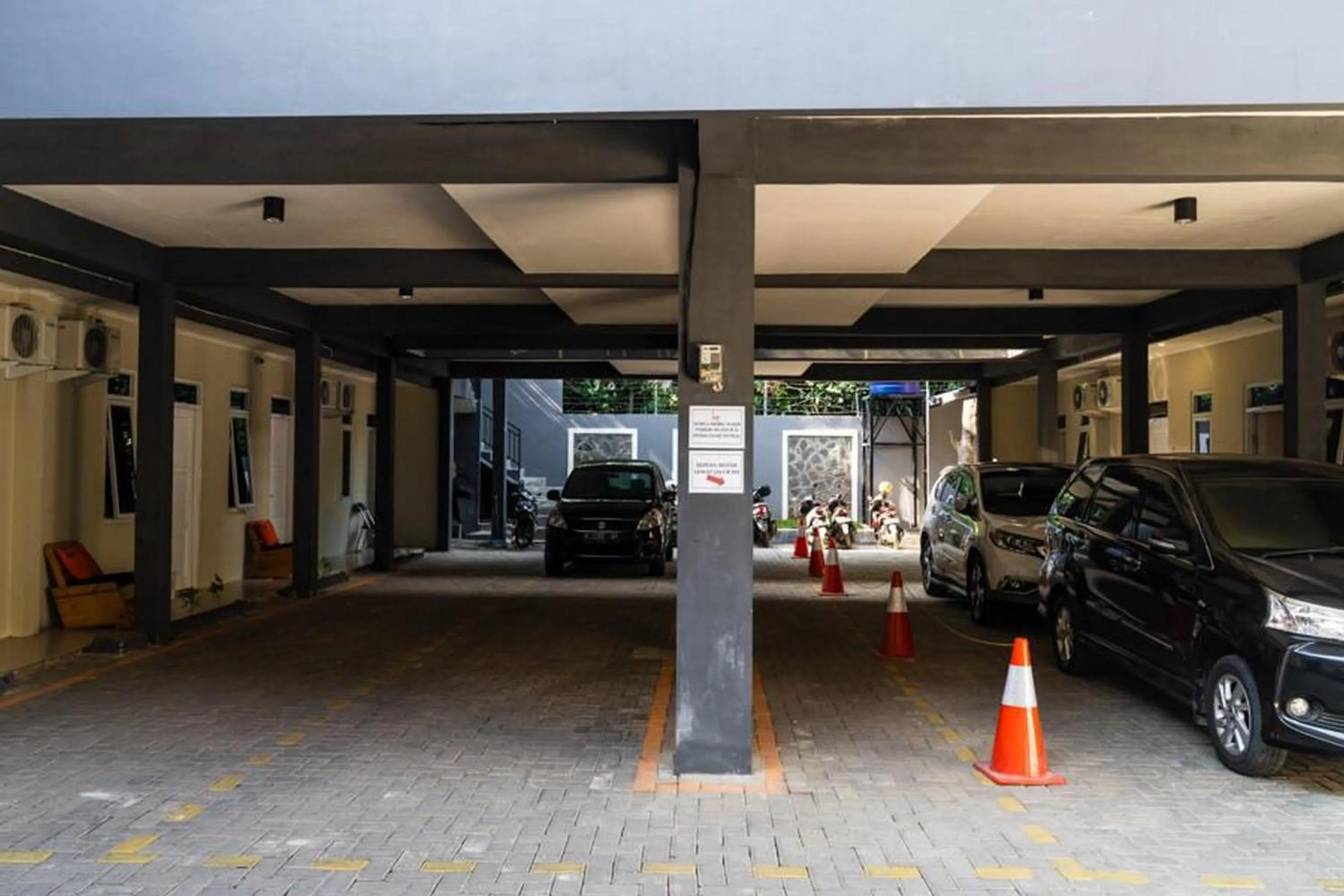 Parking in RedDoorz near Exit Toll Bogor