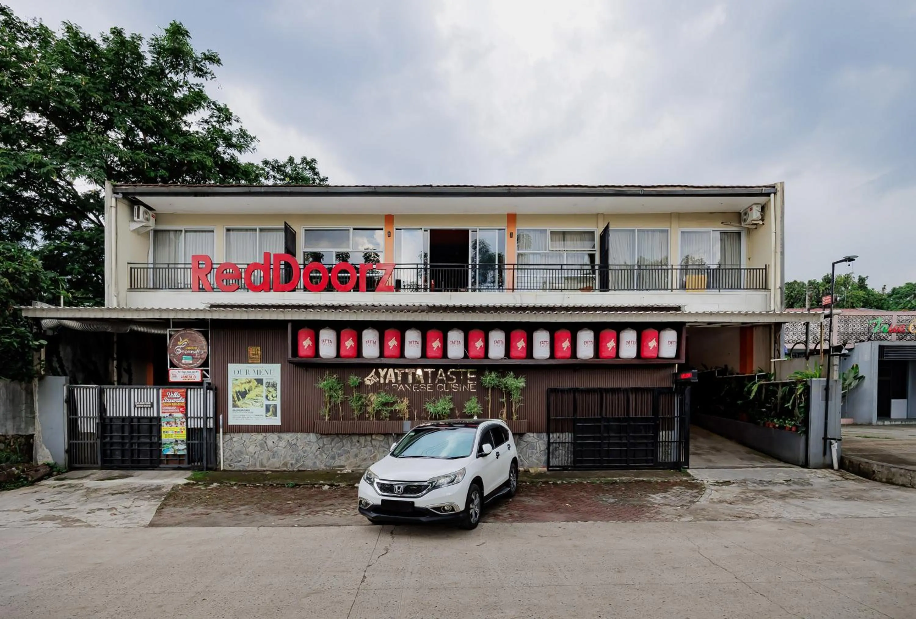 Facade/entrance in RedDoorz near Exit Toll Bogor