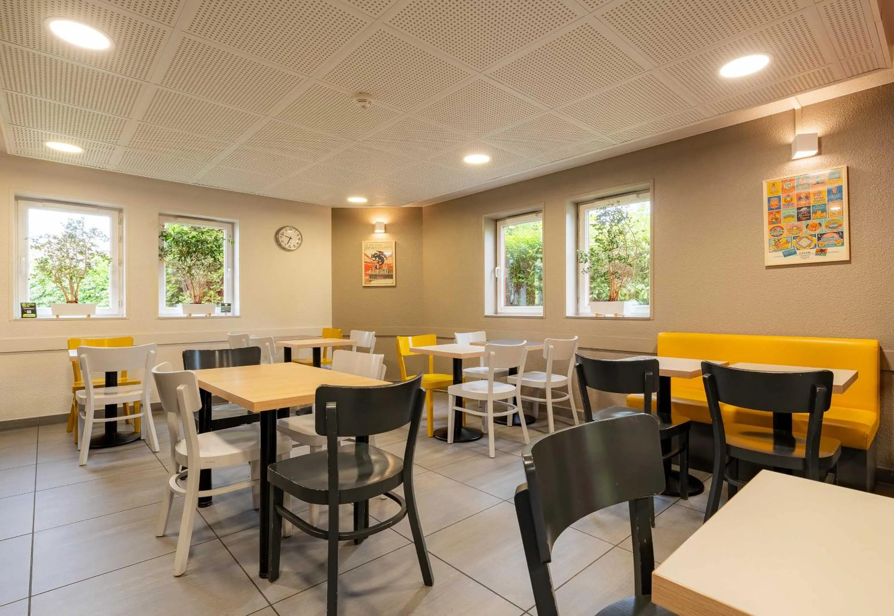 Restaurant/places to eat in B&B HOTEL Calais Centre St Pierre