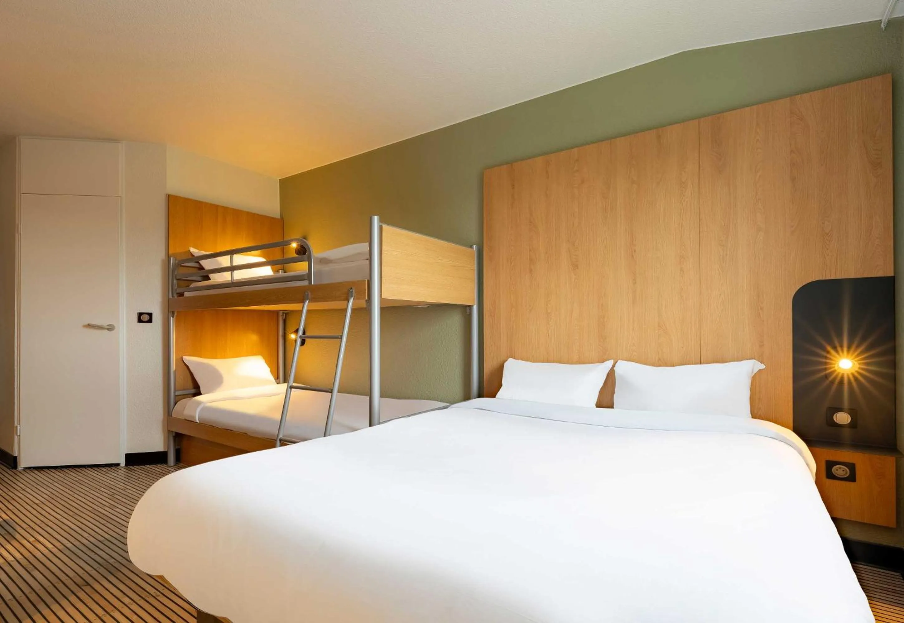 Bedroom, Bed in B&B HOTEL Calais Centre St Pierre