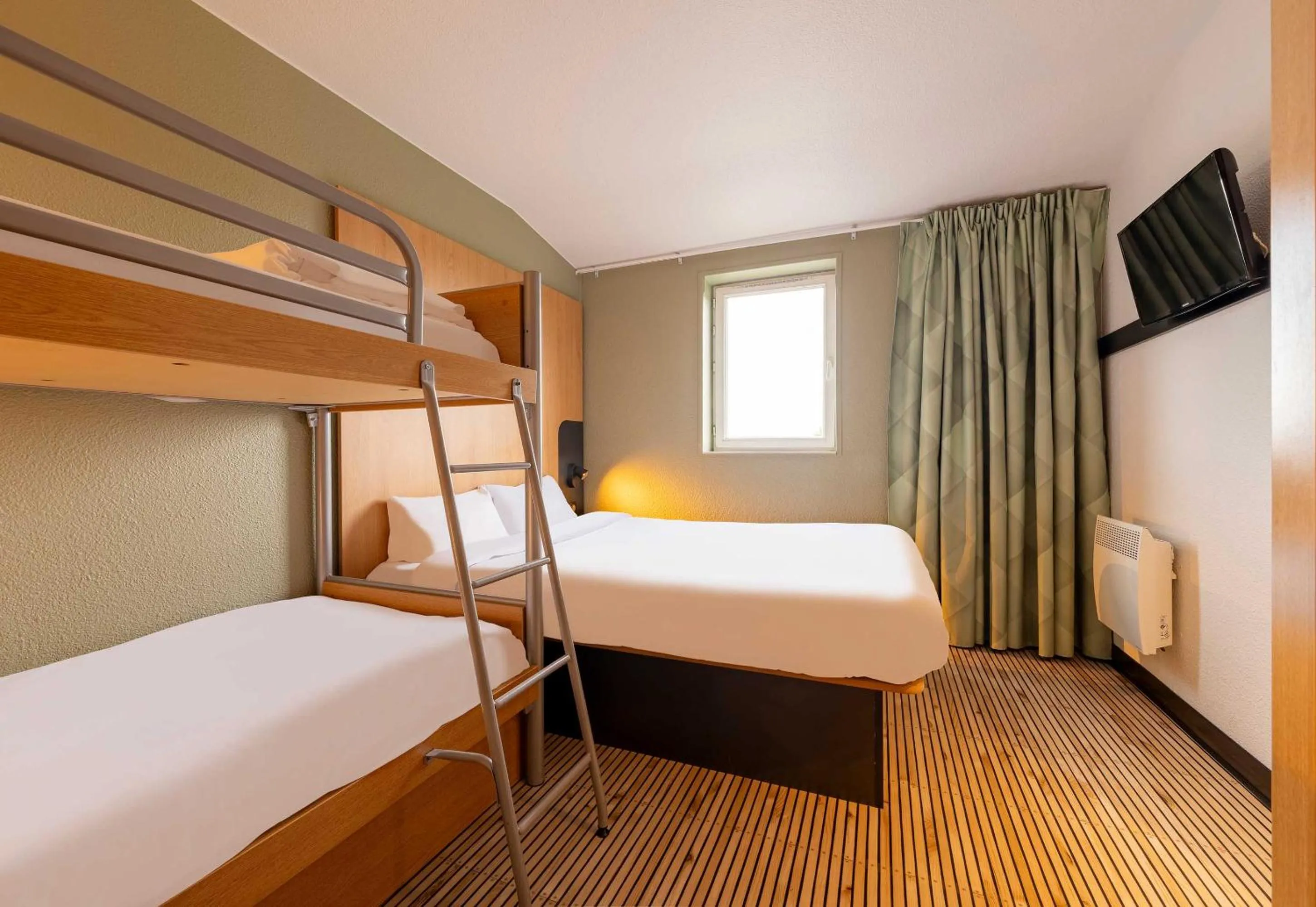 Bedroom, Bed in B&B HOTEL Calais Centre St Pierre