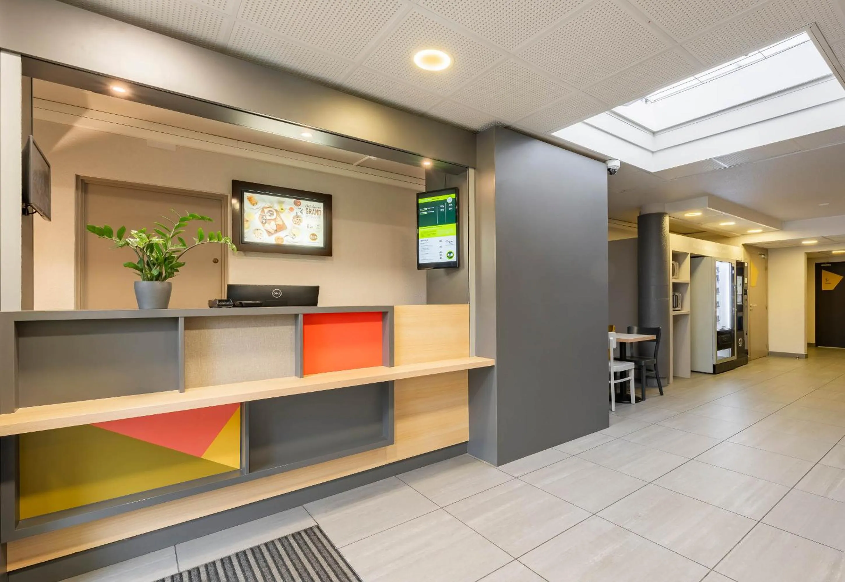 Lobby or reception in B&B HOTEL Calais Centre St Pierre