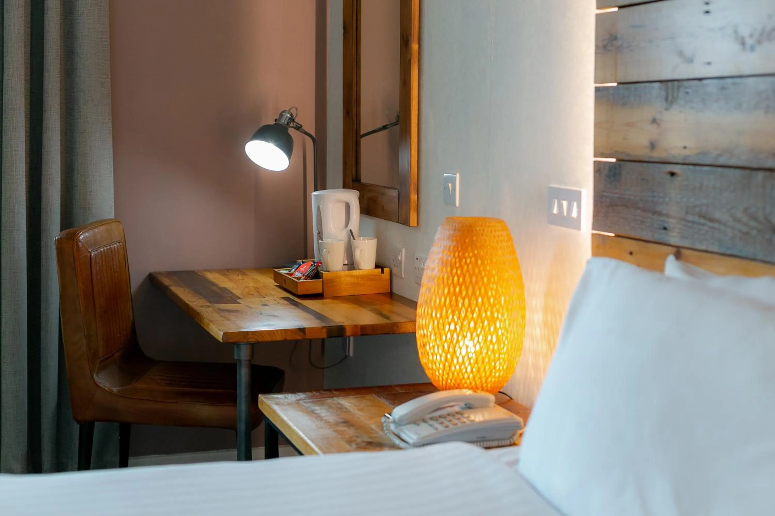 Bedroom, Bed in Cedar Court Bradford Hotel