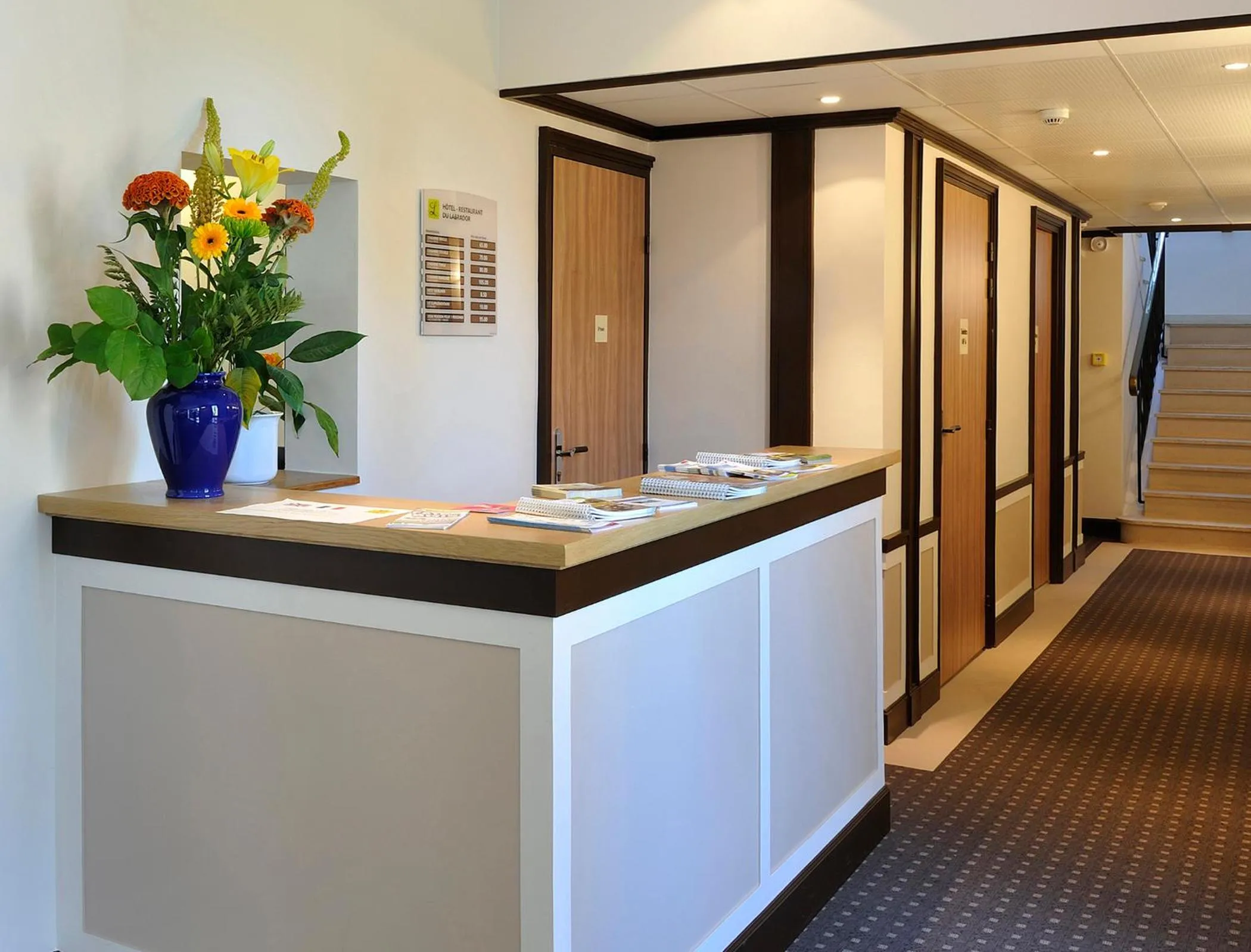 Lobby or reception in Logis Hôtel Restaurant Du Labrador