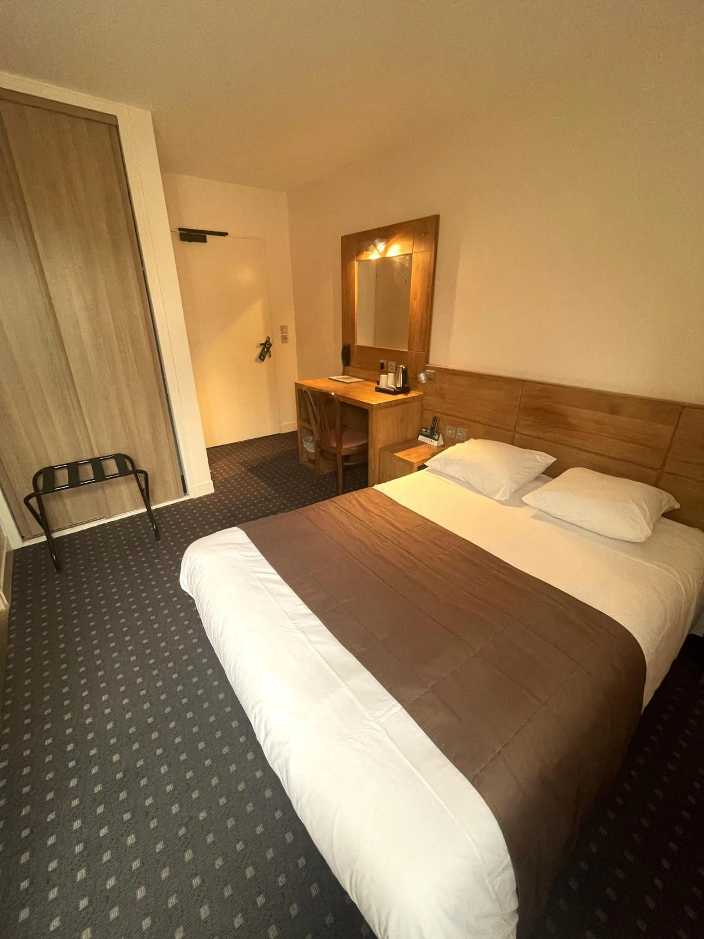 Bed in Logis Hôtel Restaurant Du Labrador