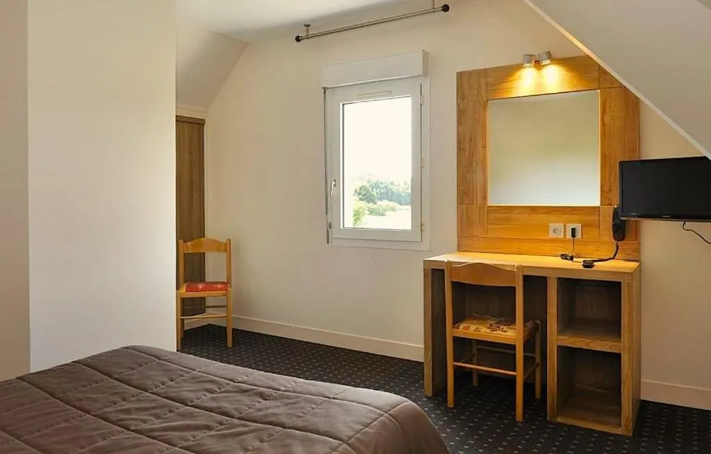 Bed in Logis Hôtel Restaurant Du Labrador