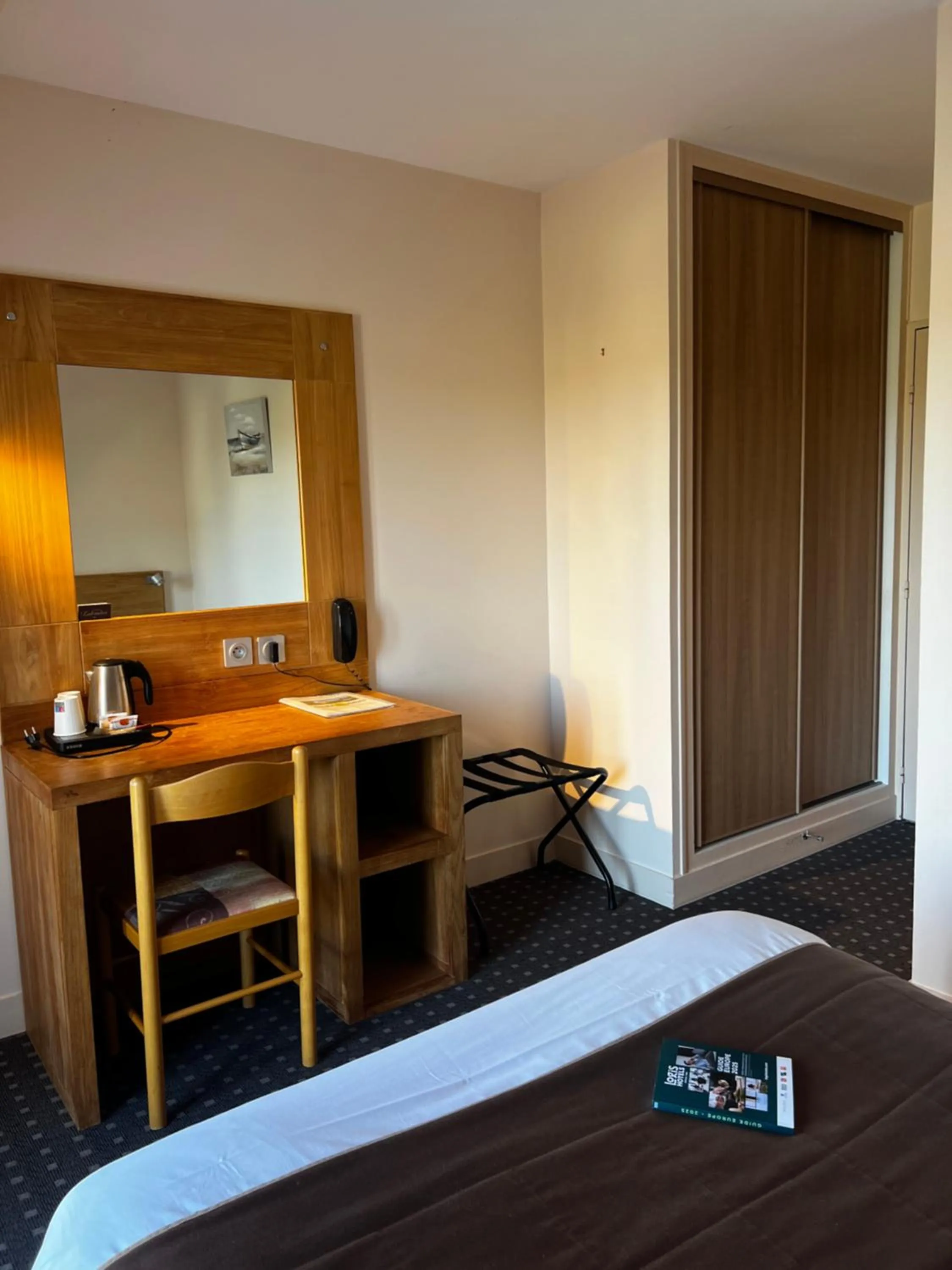 Bed in Logis Hôtel Restaurant Du Labrador