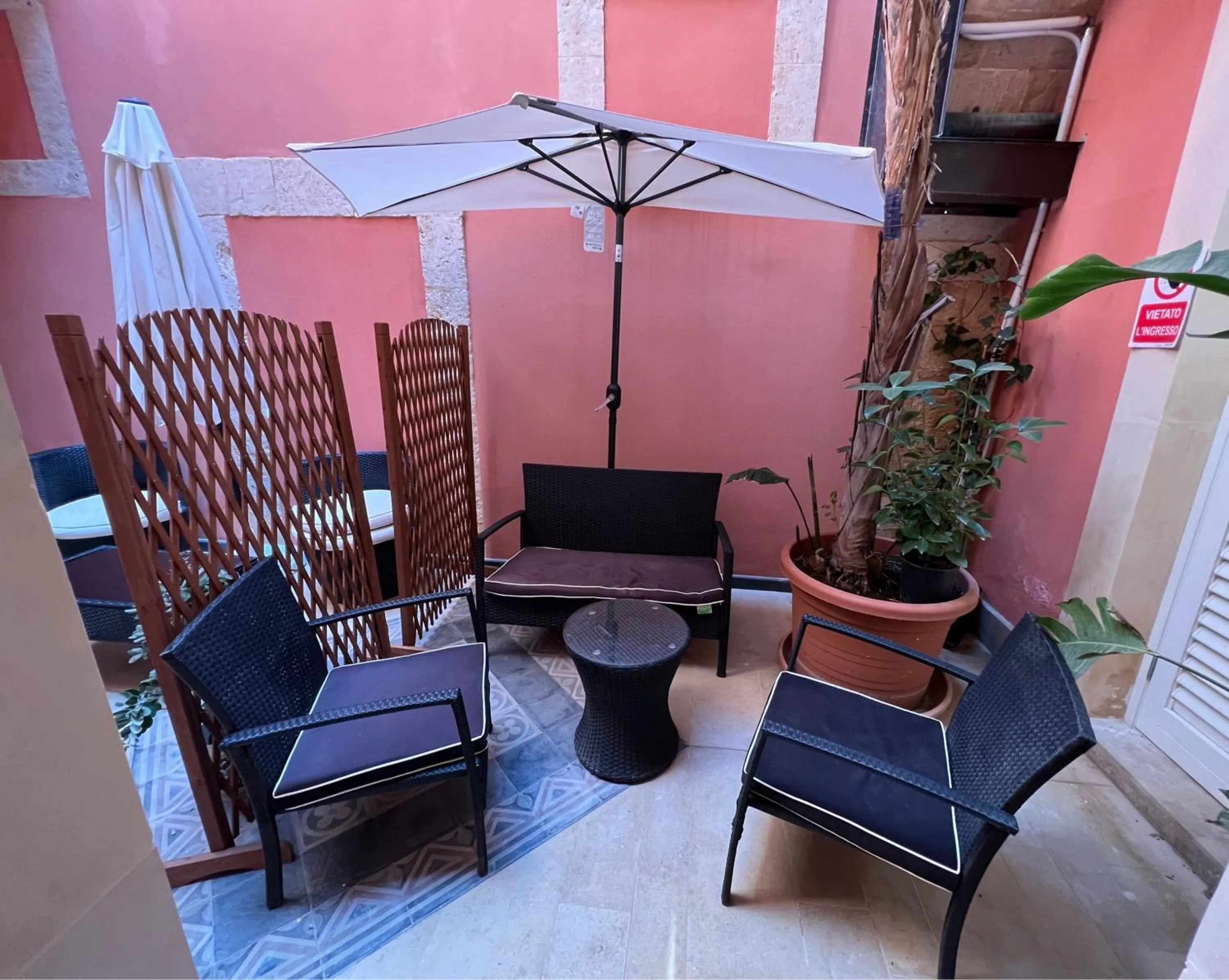Inner courtyard view in Hotel Ortigia Royal Suite
