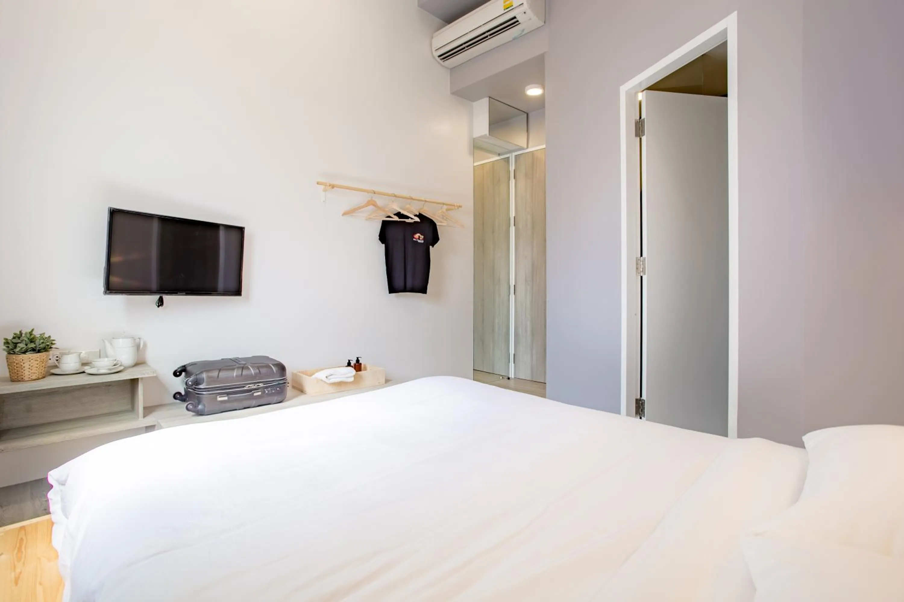 Photo of the whole room, Bed in Norn Yaowarat Hotel