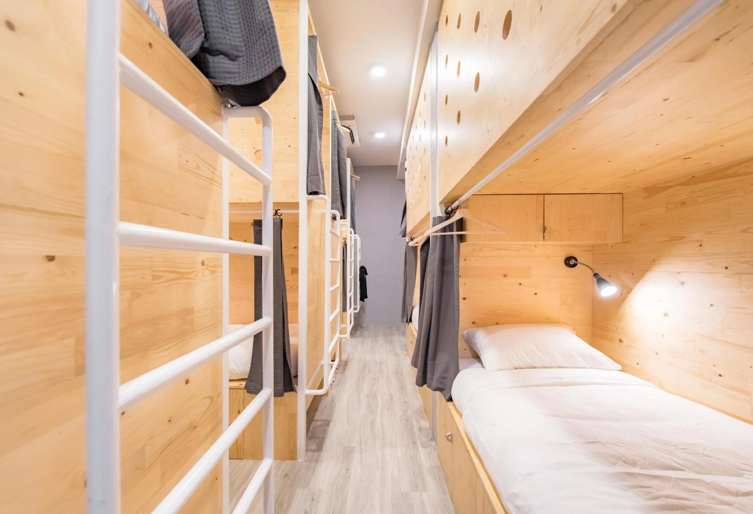 Photo of the whole room, Bed in Norn Yaowarat Hotel