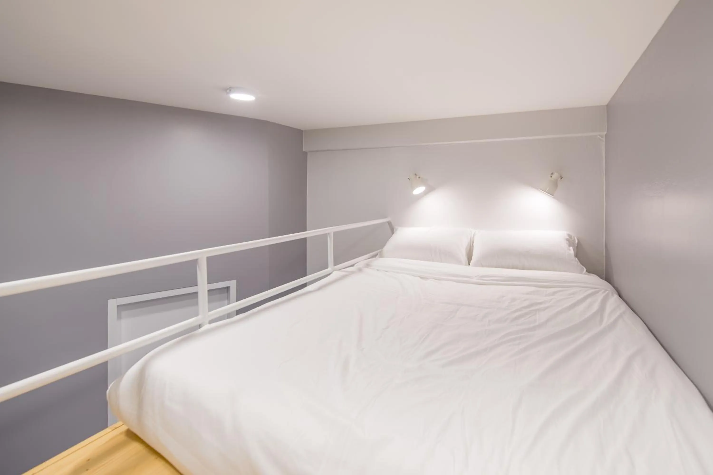 Photo of the whole room, Bed in Norn Yaowarat Hotel