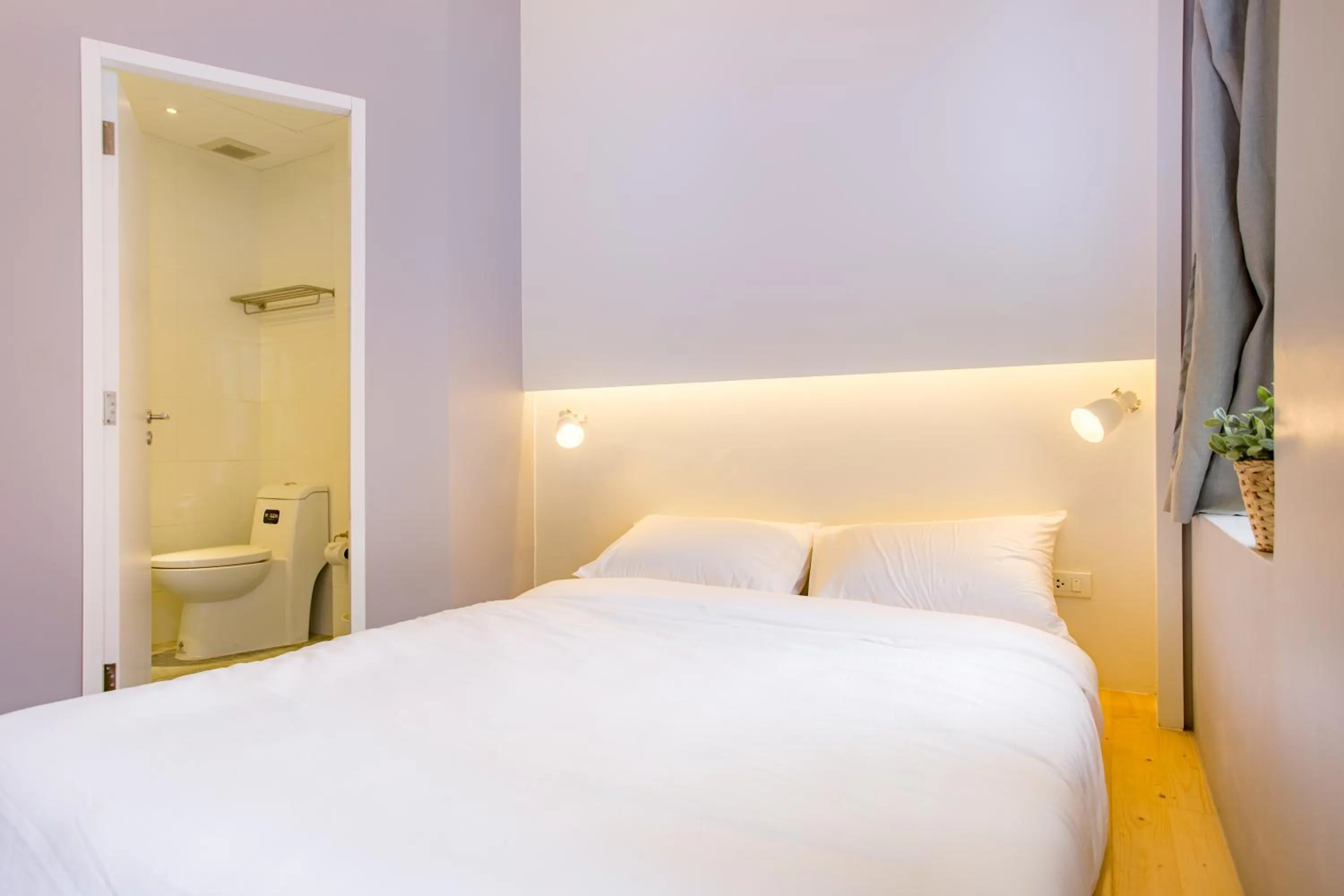 Photo of the whole room, Bed in Norn Yaowarat Hotel