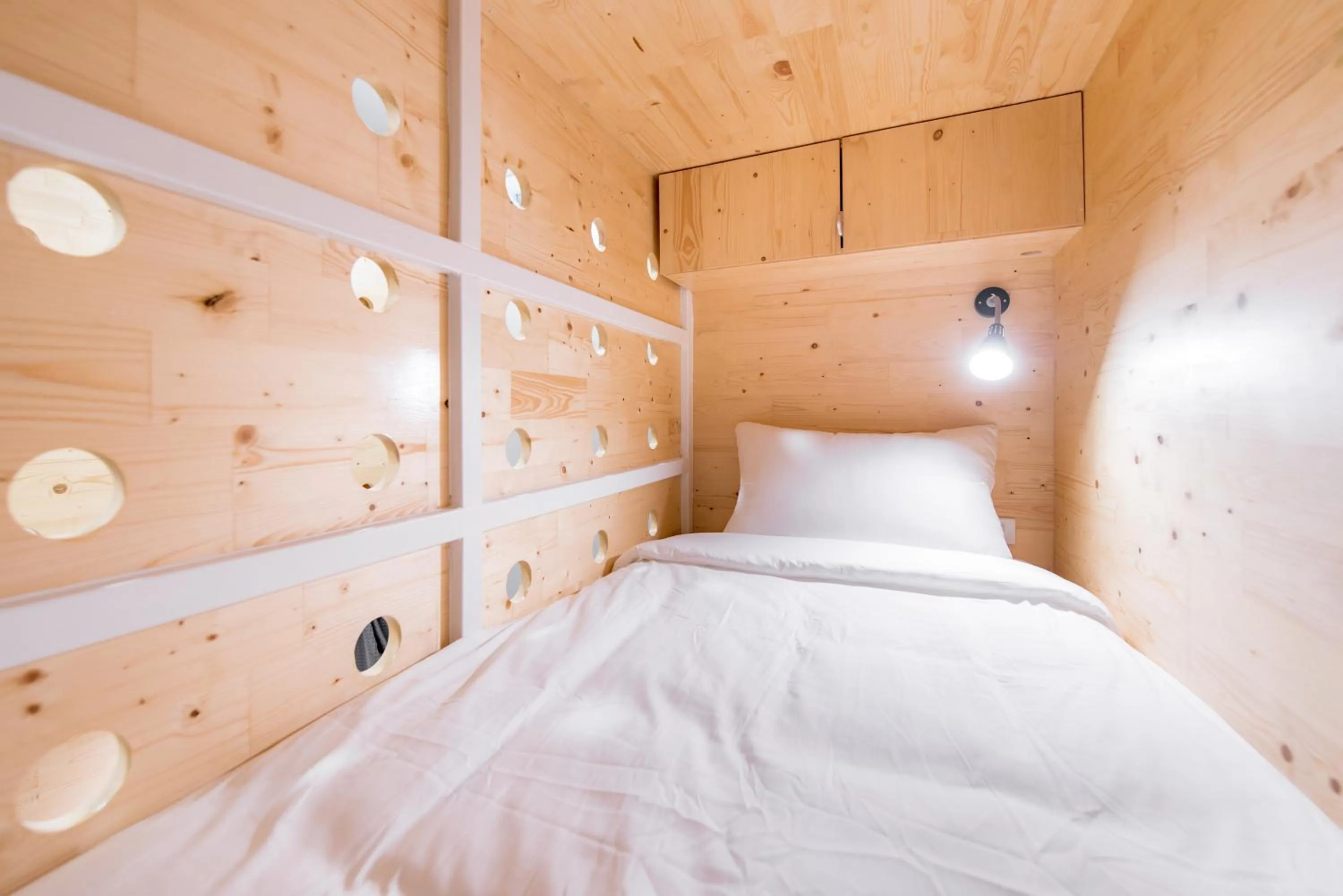 Photo of the whole room, Bed in Norn Yaowarat Hotel