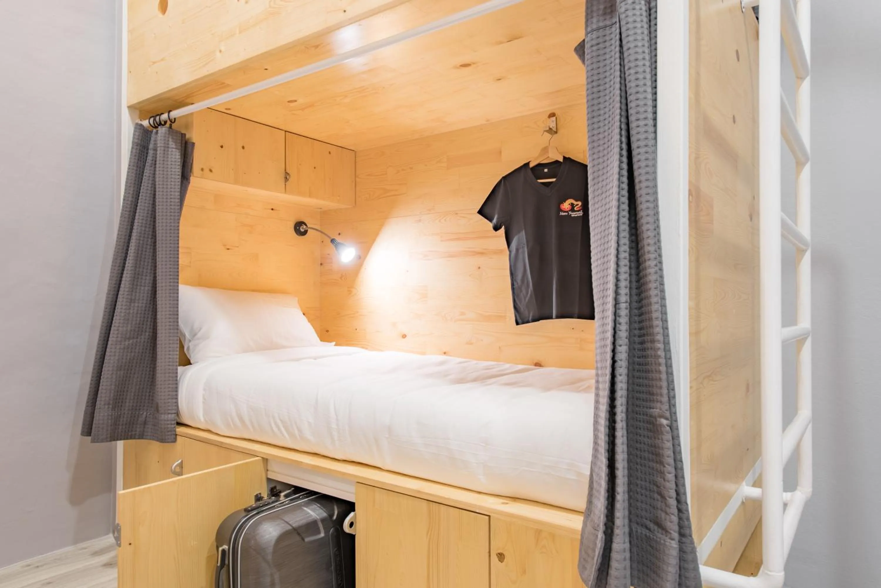 Photo of the whole room, Bed in Norn Yaowarat Hotel