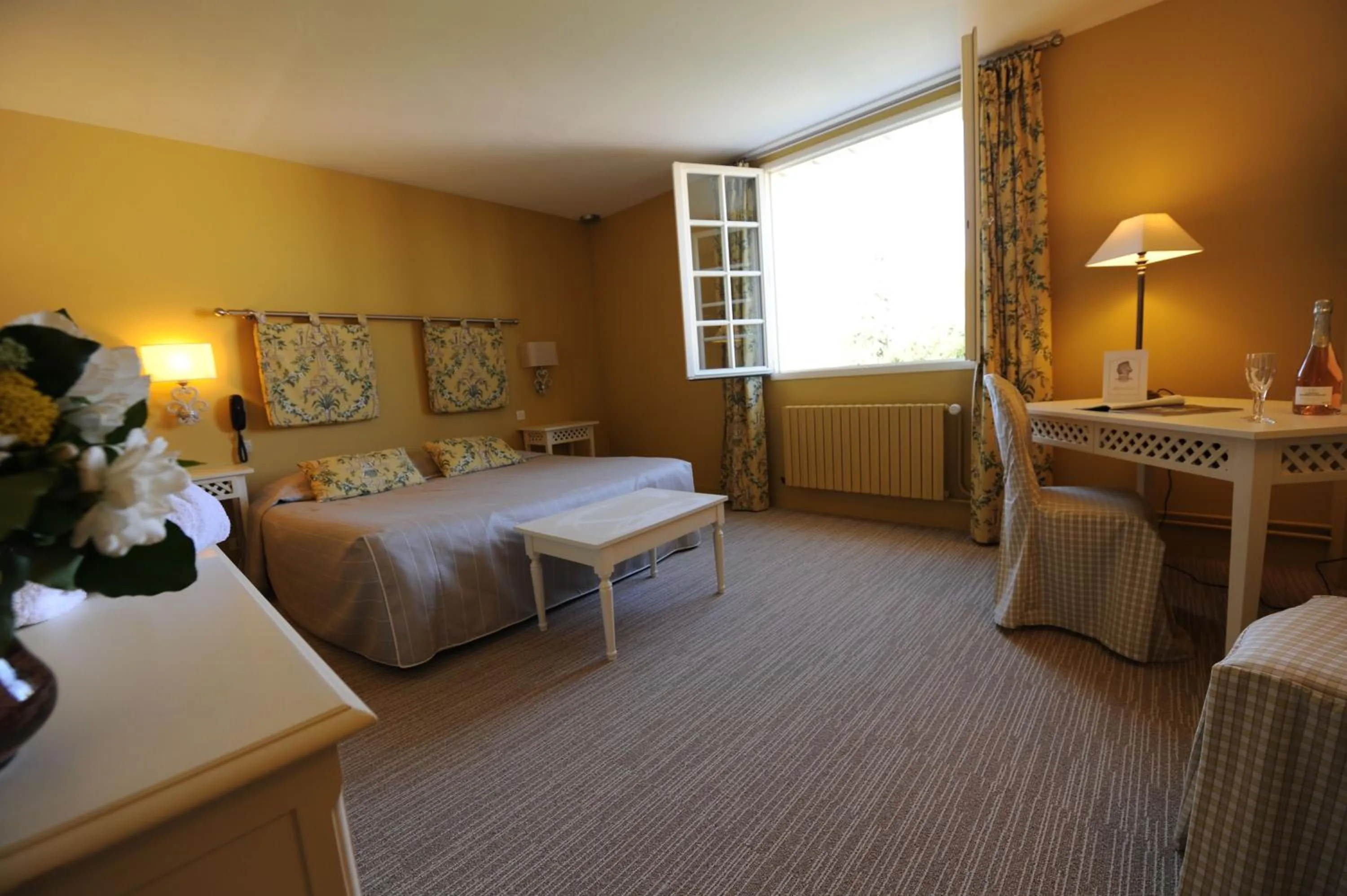 Bedroom in Hotel Spa Le Relais Du Bellay